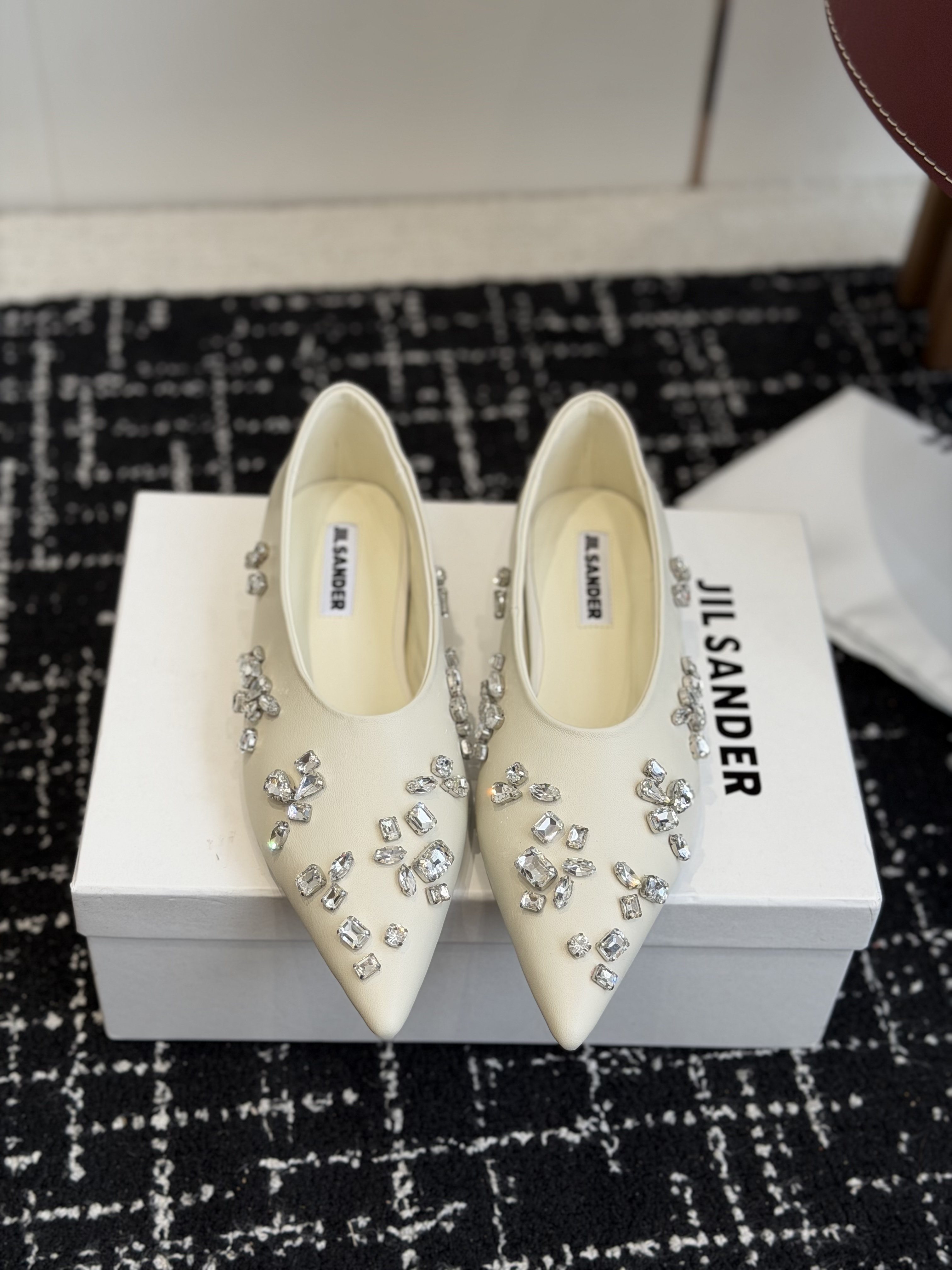 Балетки женские в стиле Jil Sander с кристаллами молочного цвета