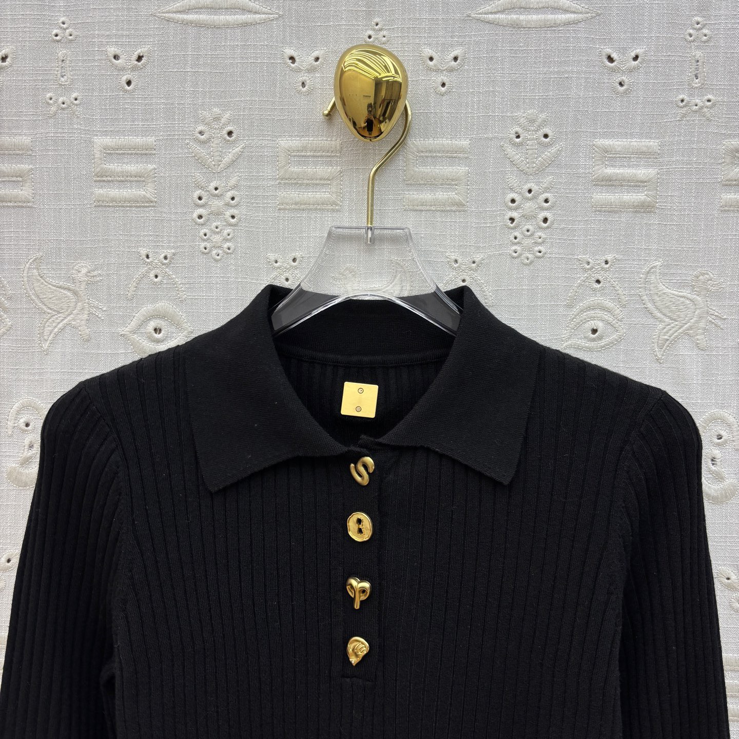 Свитер женский в стиле Schiaparelli с воротником поло  чёрного цвета с декоративными пуговицами