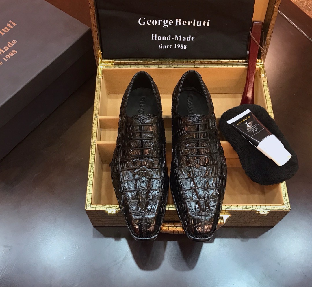 Туфли мужские в стиле Berluti из цельной кожи крокодила черного цвета