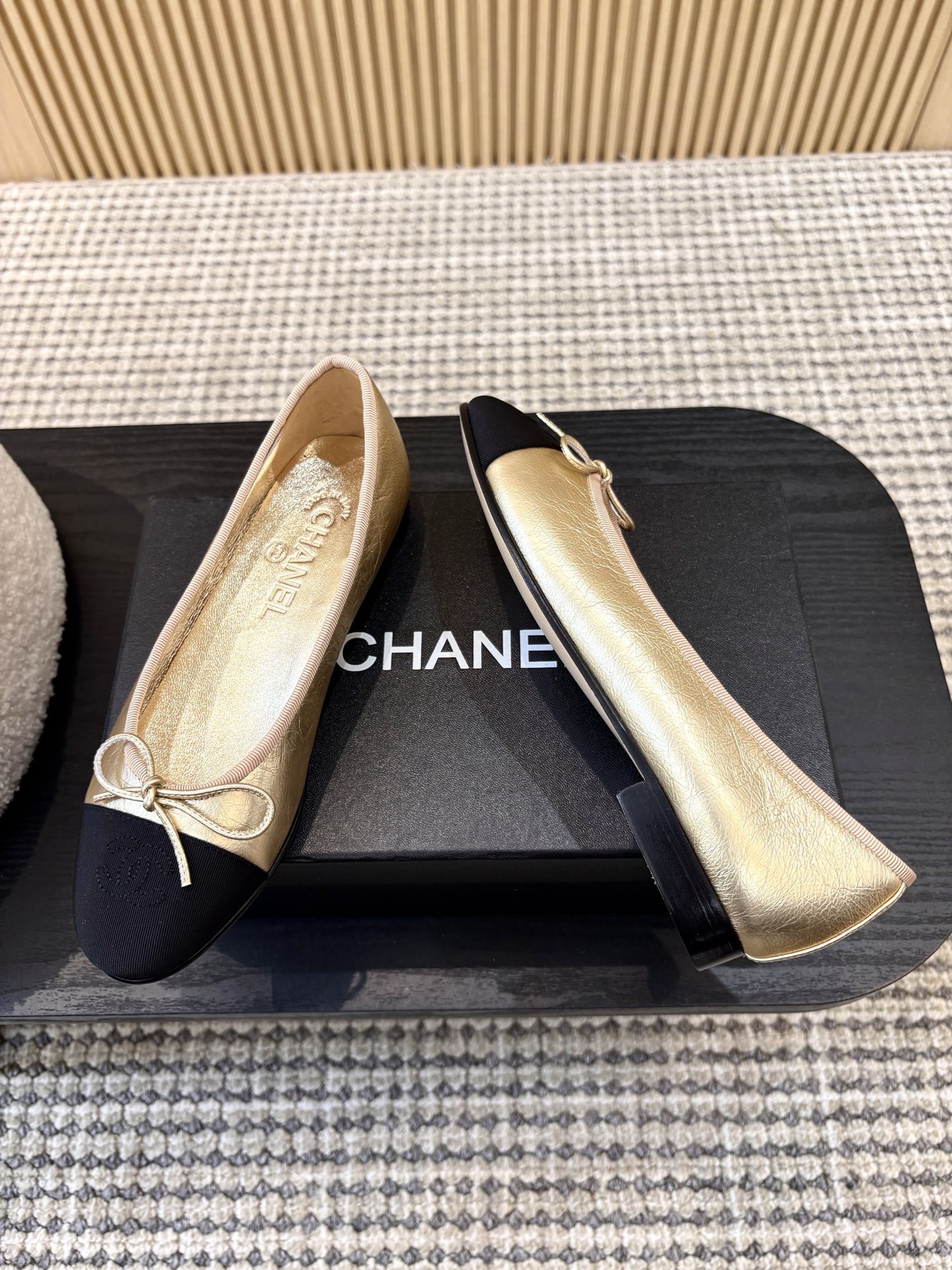 Балетки женские Chanel золотистого цвета с контрастным мысом