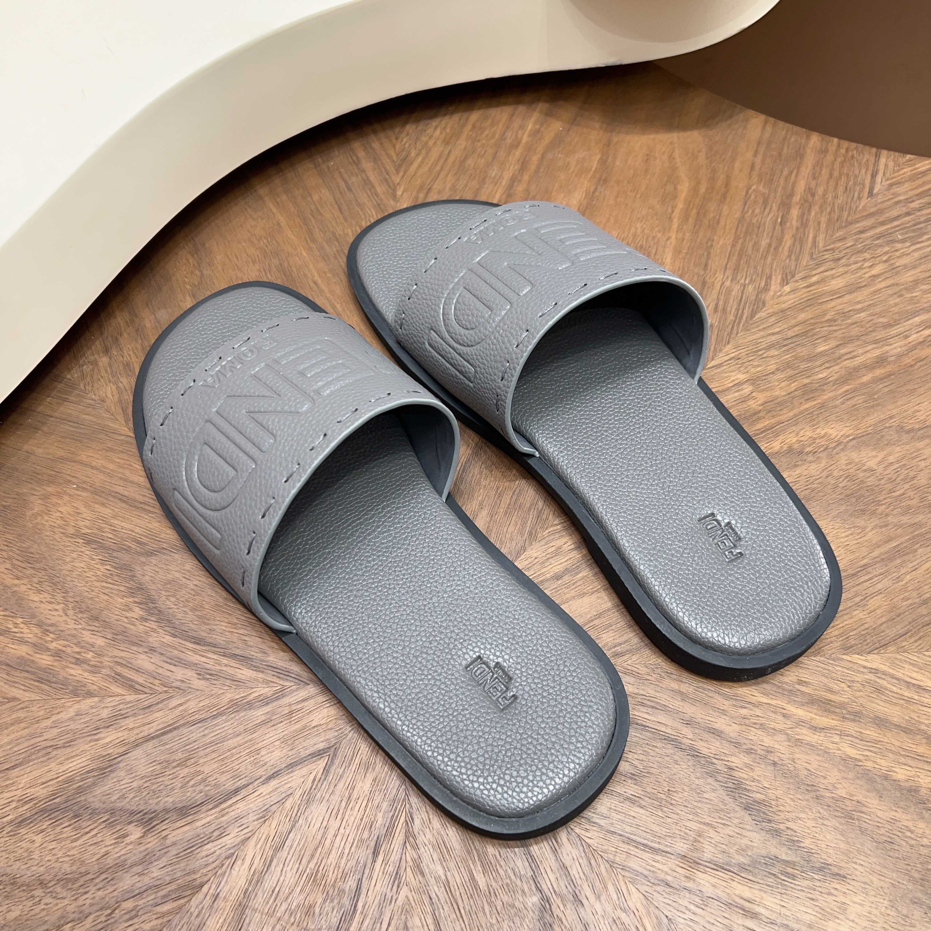 Сандалии мужские в стиле Fendi серого цвета