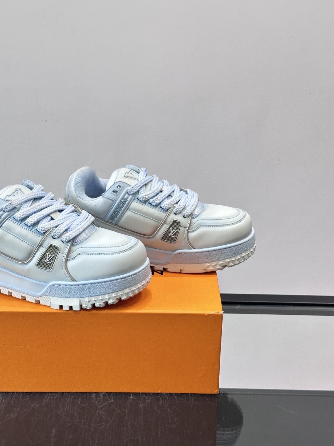 Кроссовки унисекс в стиле Louis Vuitton Trainer голубого цвета