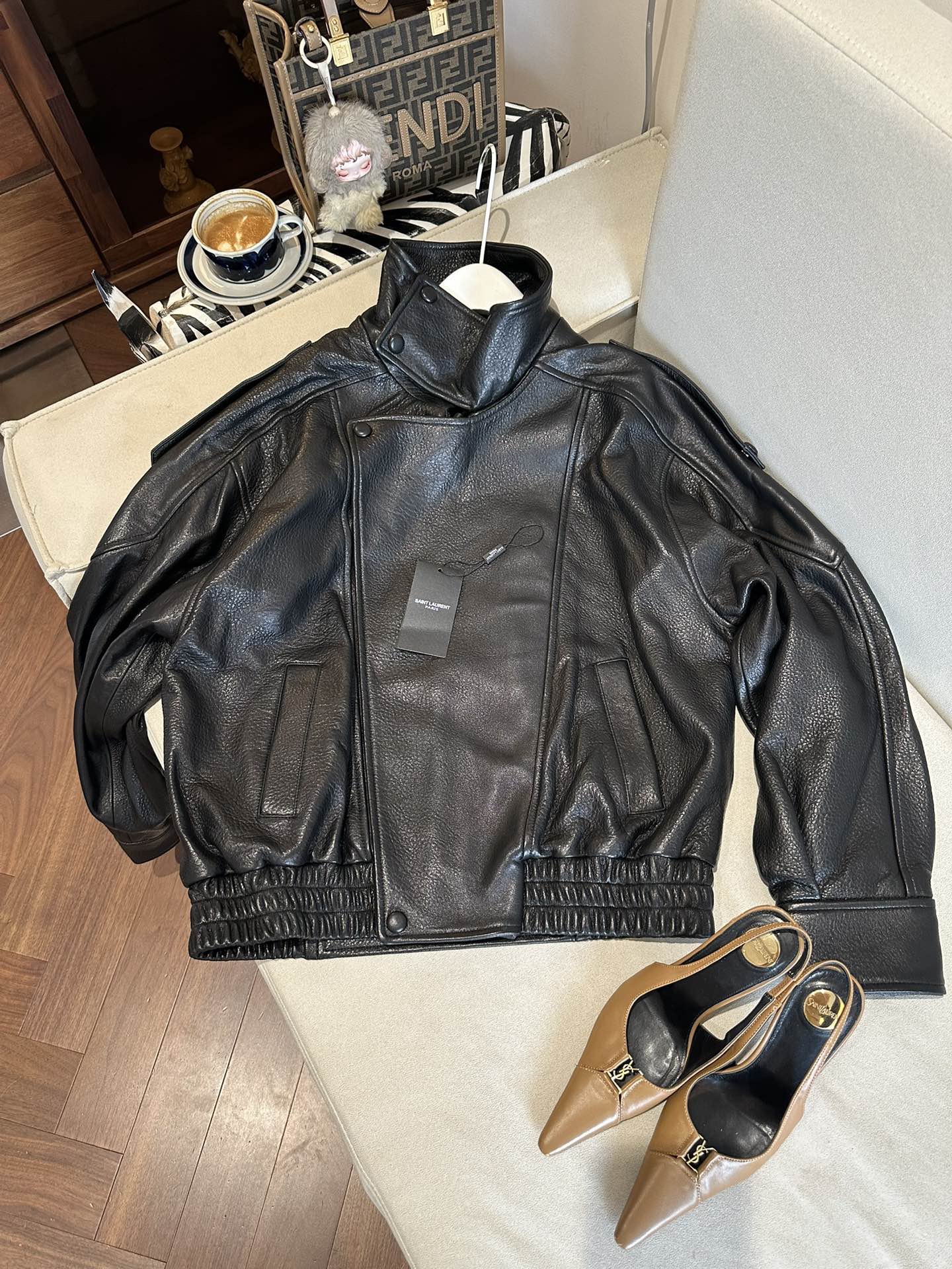 Куртка женская в стиле Saint Laurent из натуральной кожи чёрного цвета укороченная с эластичным поясом