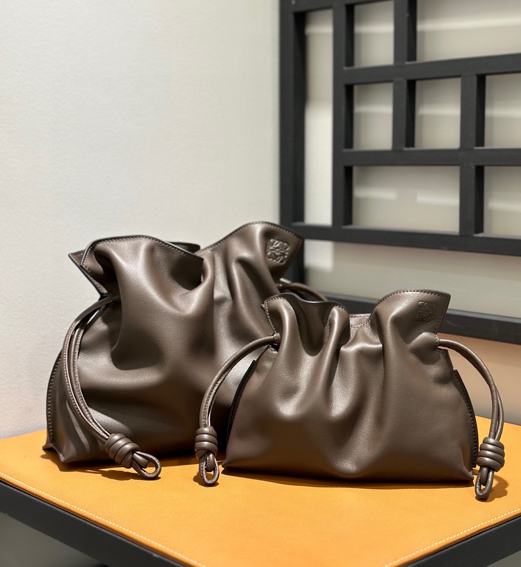 Сумка женская Loewe Flamenco коричневого цвета