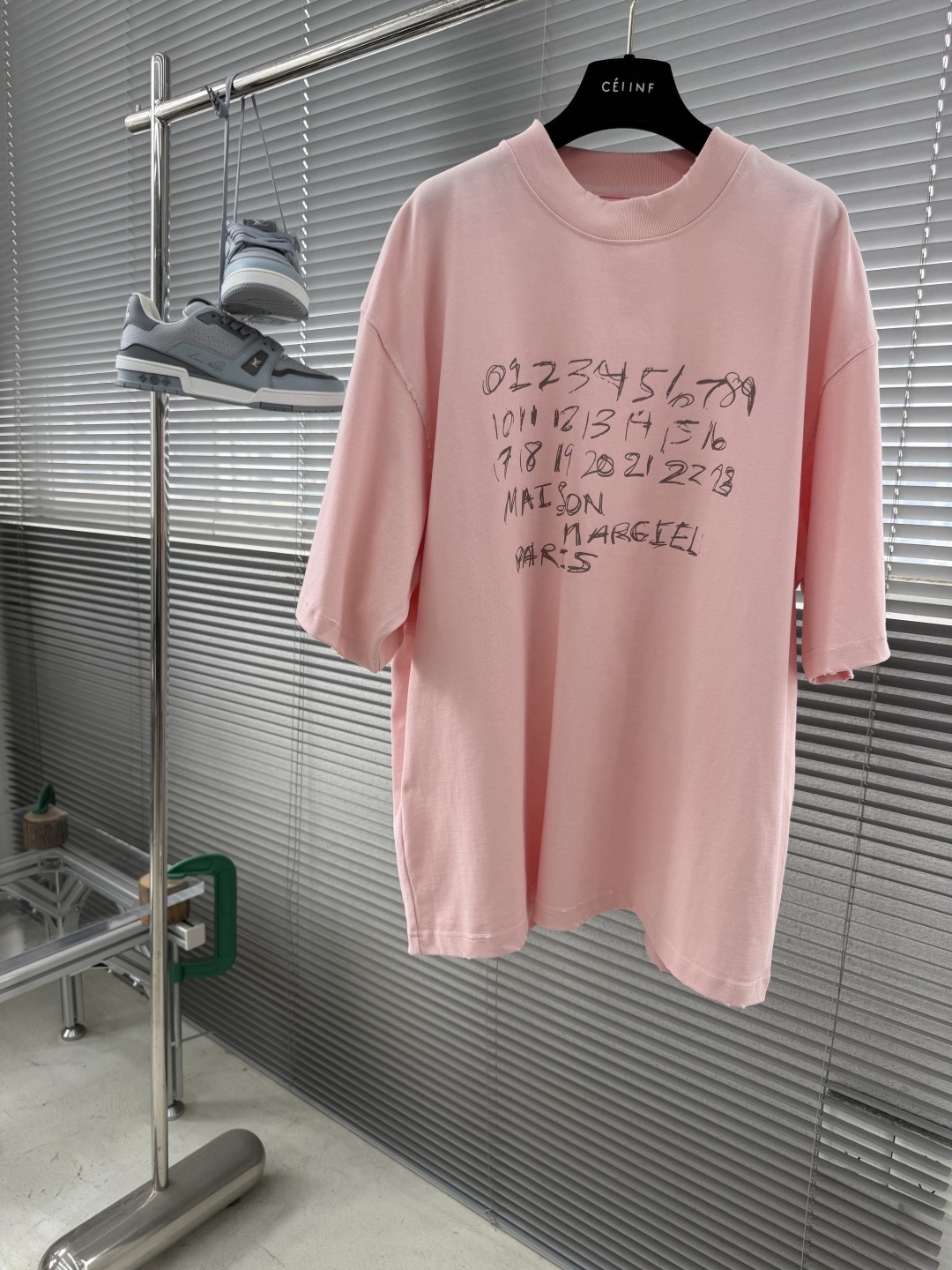 Футболка мужская в стиле Maison Margiela oversize розового цвета с принтом