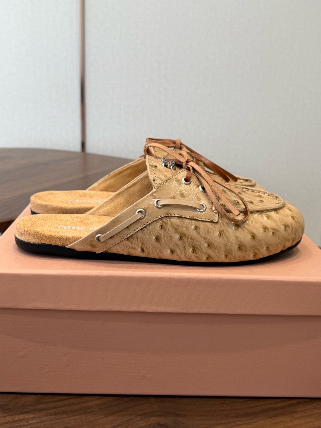 Мюли женские Miu Miu бежевого цвета