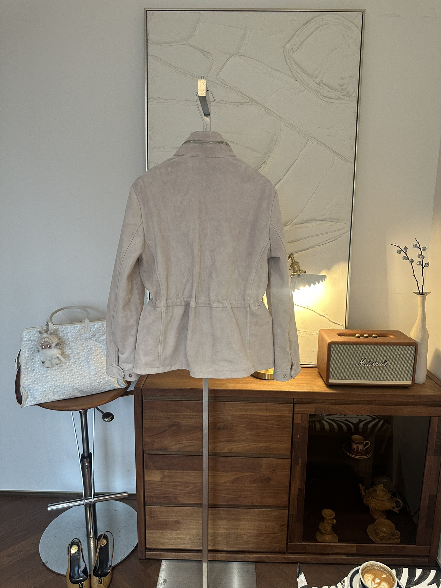 Куртка женская в стиле Loro Piana из натуральной замши светло-бежевого цвета с поясом