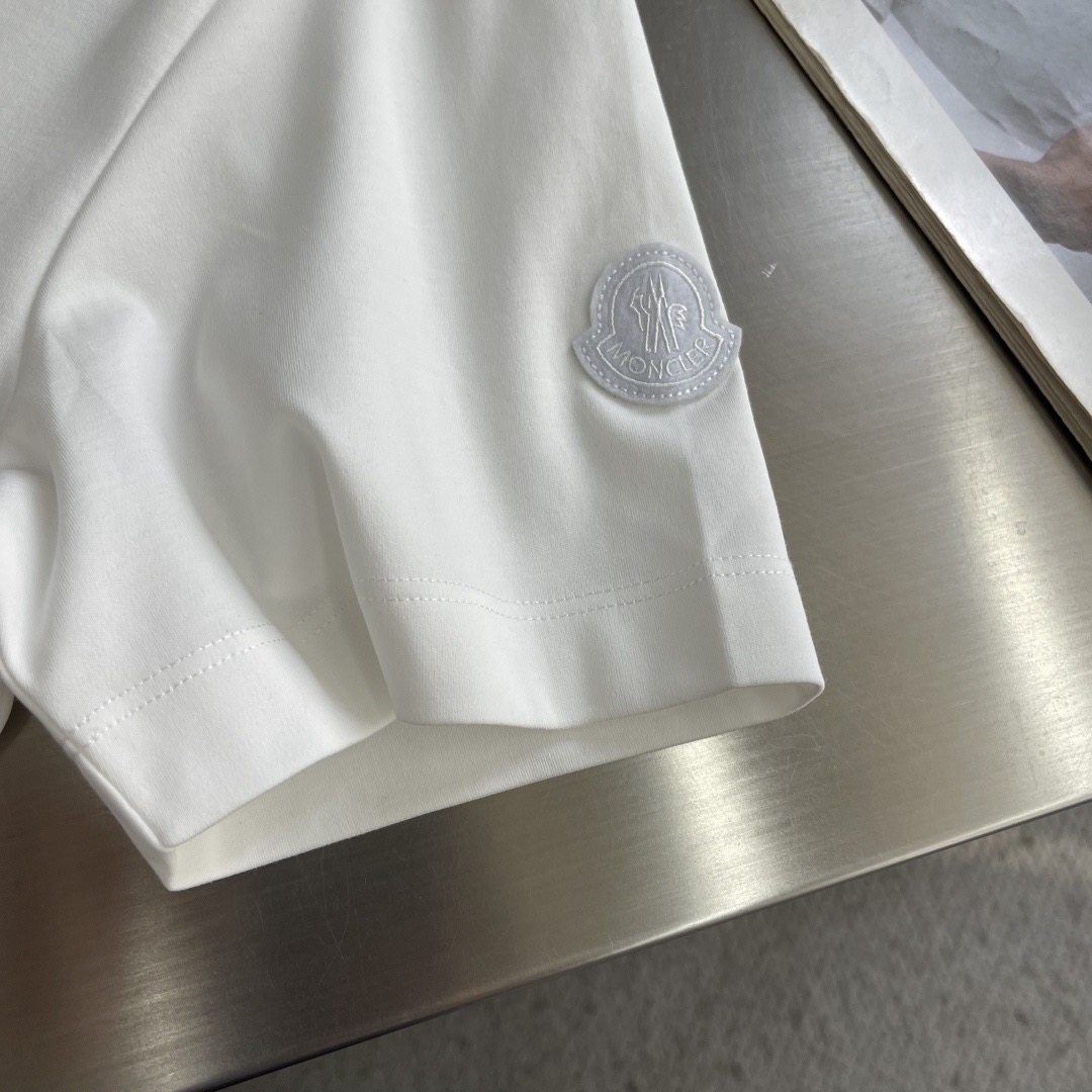 Футболка мужская в стиле Moncler с логотипом белого цвета