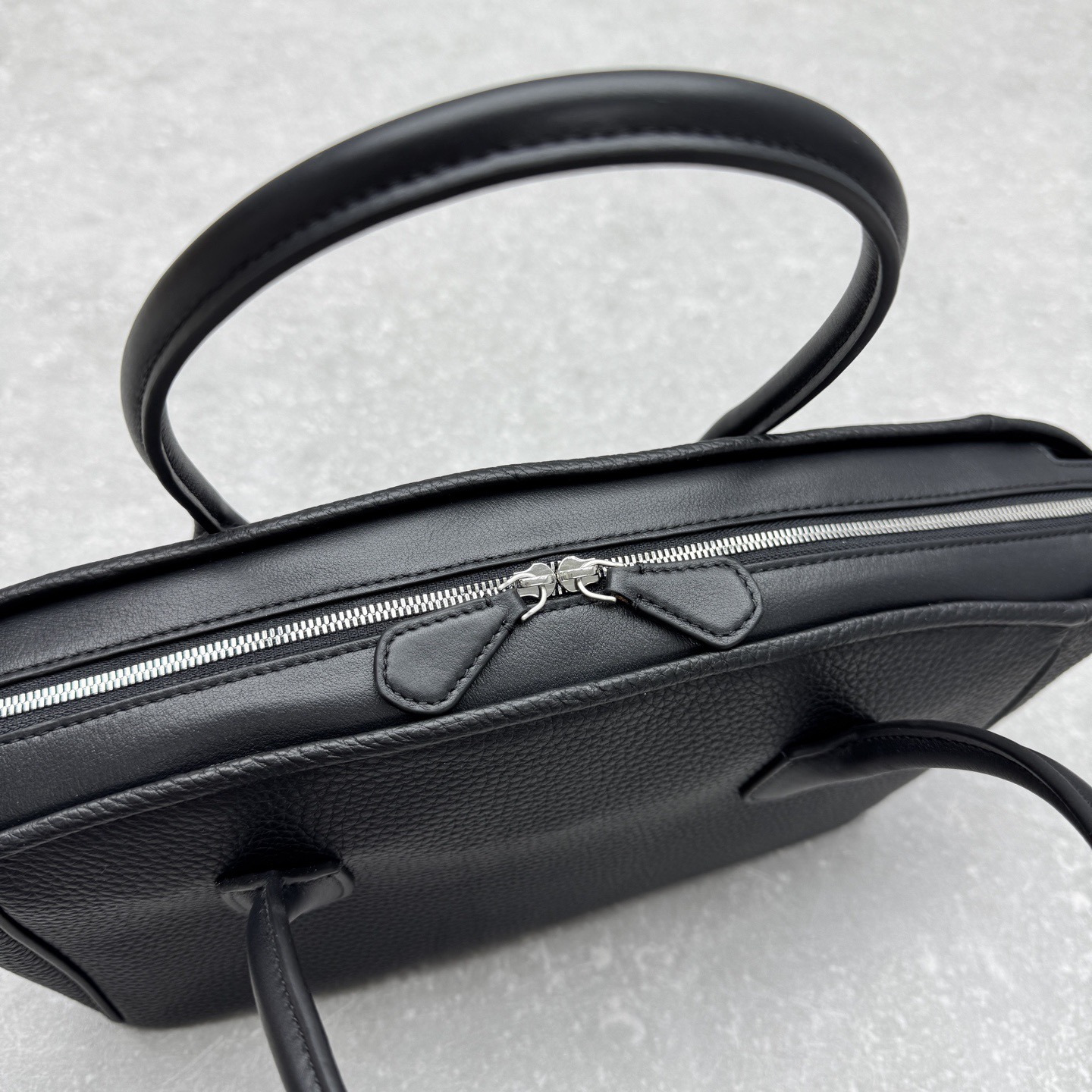 Сумка-тоут женская в стиле The Row EWA чёрного цвета