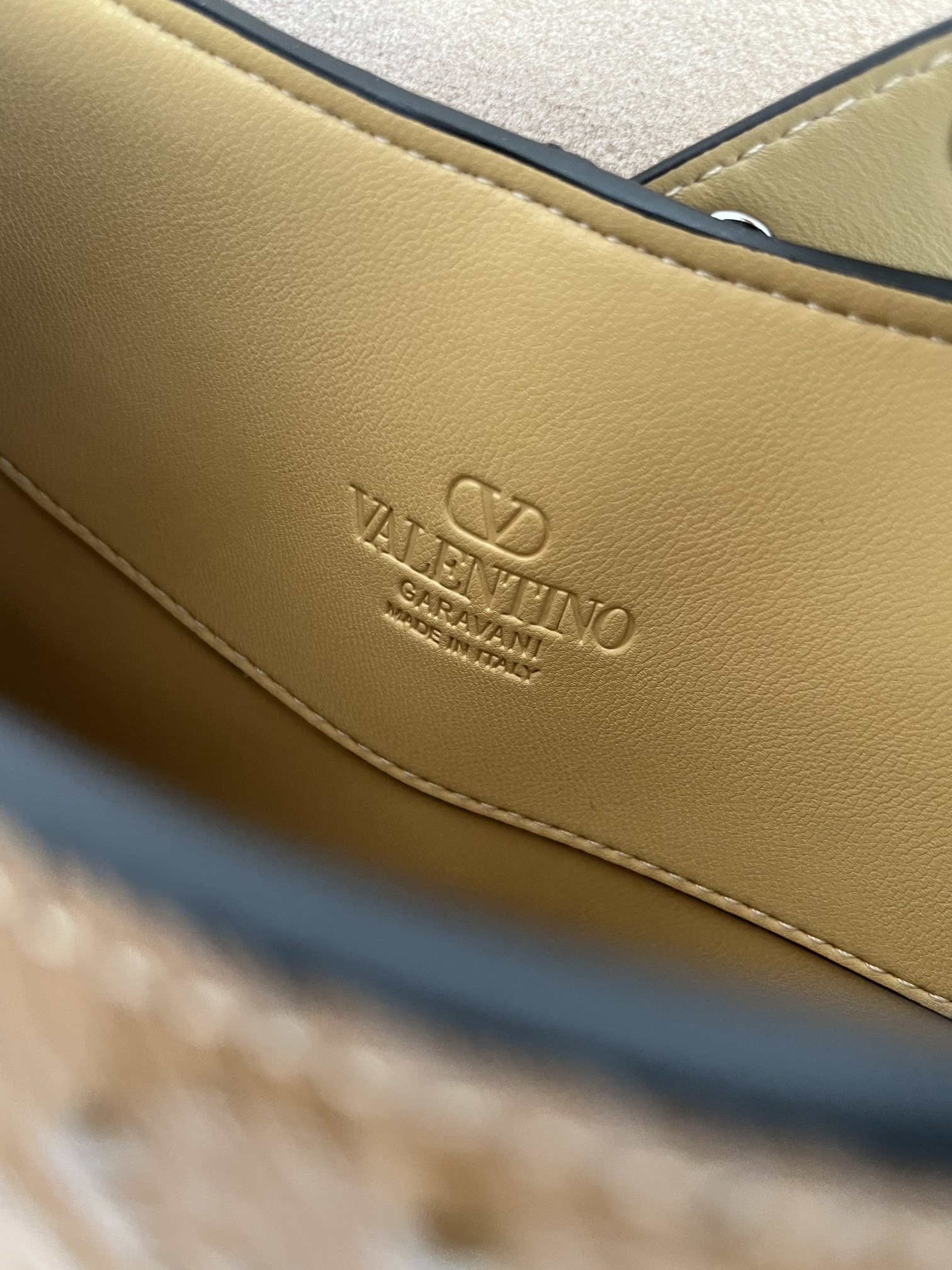 Сумка женская в стиле Valentino Garavani Hoboho Hobo бежево-карамельного с фактурной отделкой(35 cм)