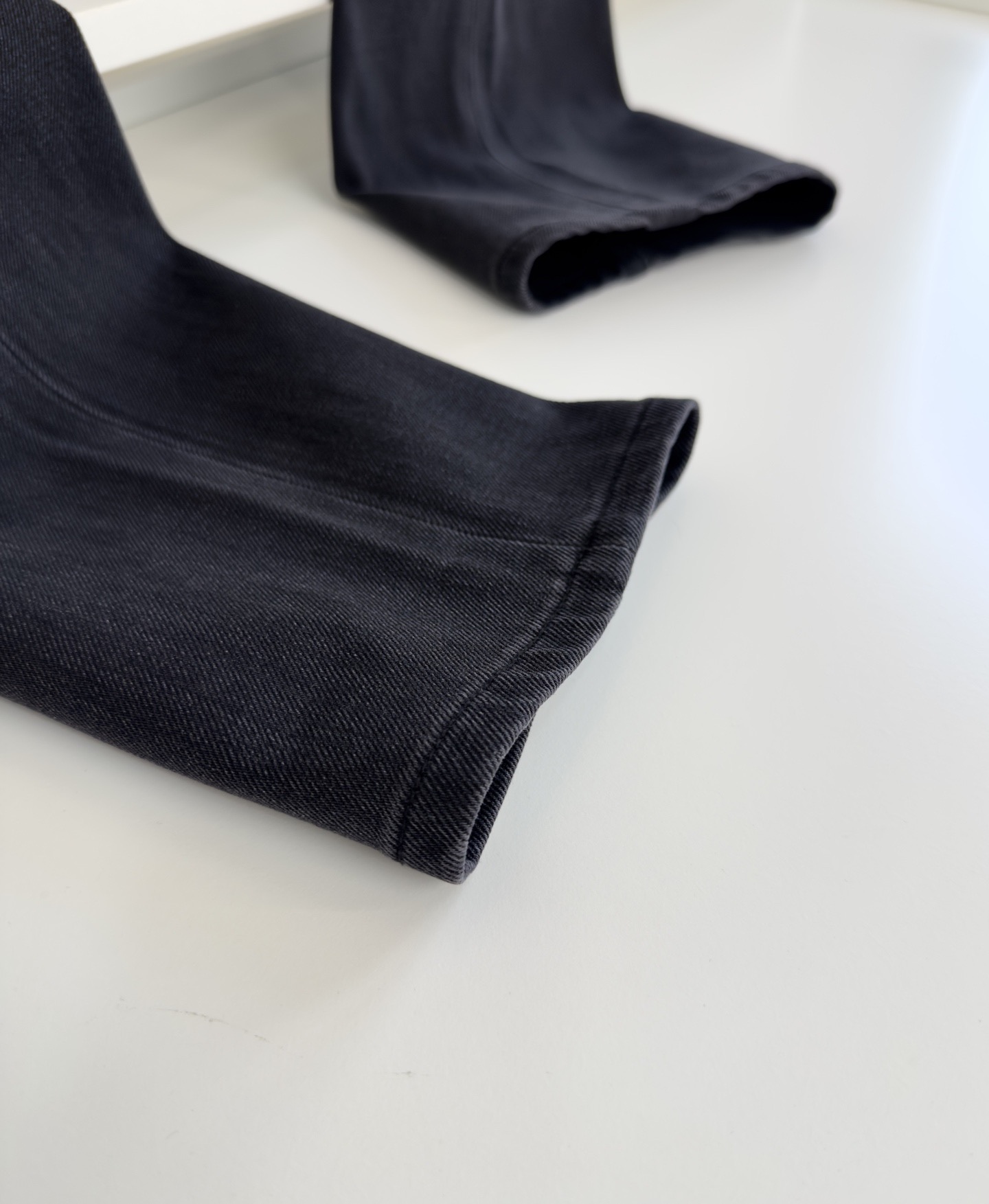 Джинсы мужские в стиле Brioni прямого кроя чёрно-серого цвета из денима