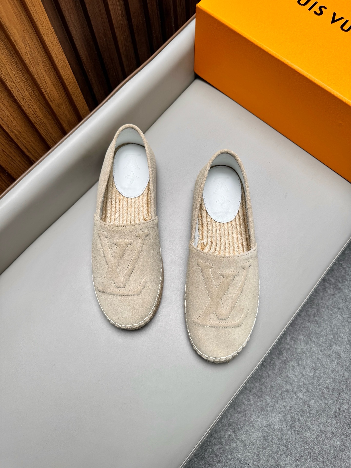 Эспадрильи мужские в стиле Louis Vuitton из натуральной замши светло-бежевого цвета