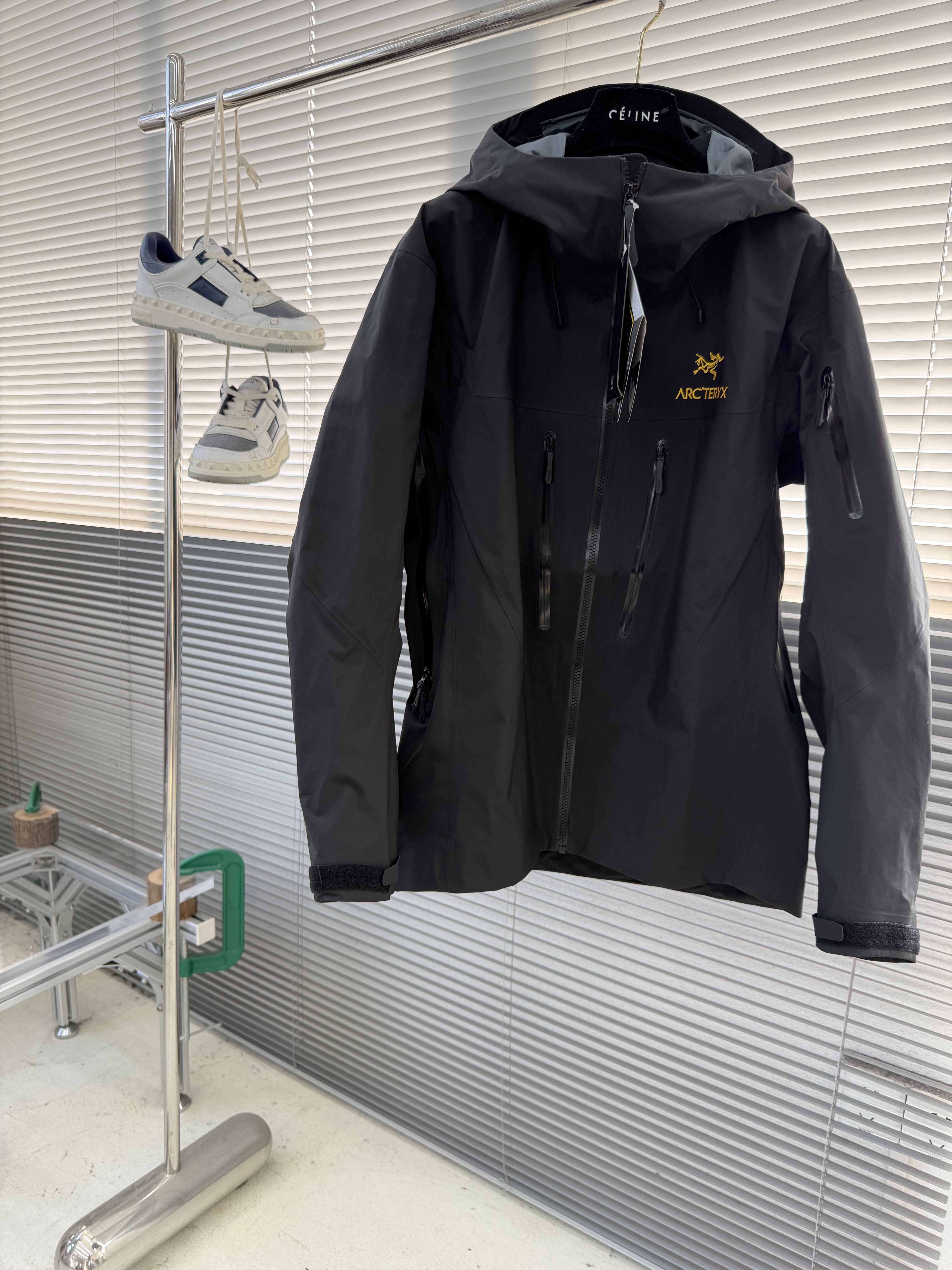 Куртка унисекс в стиле Arc’teryx Alpha SV  чёрного цвета