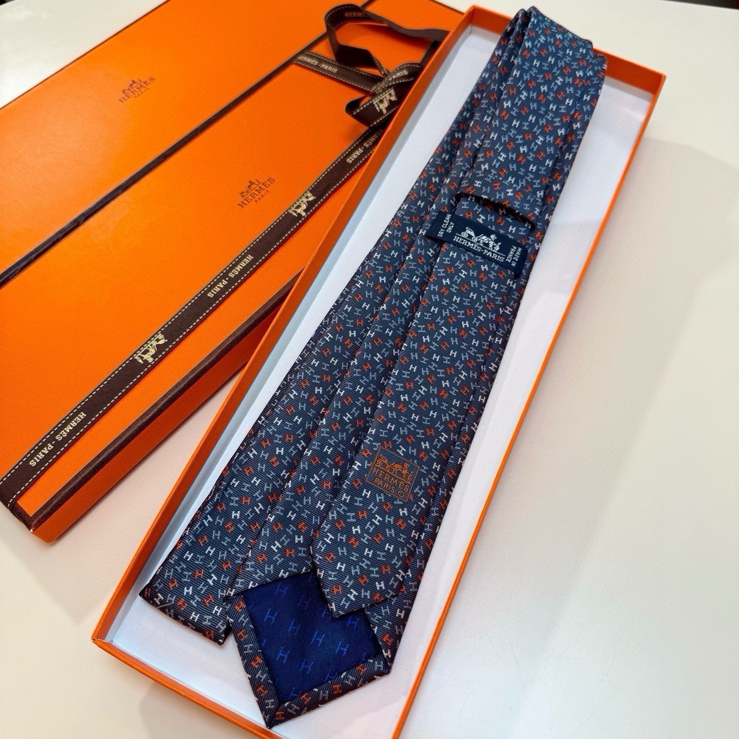 Галстук мужской в стиле Hermès из натурального шёлка синего цвета с мелким принтом