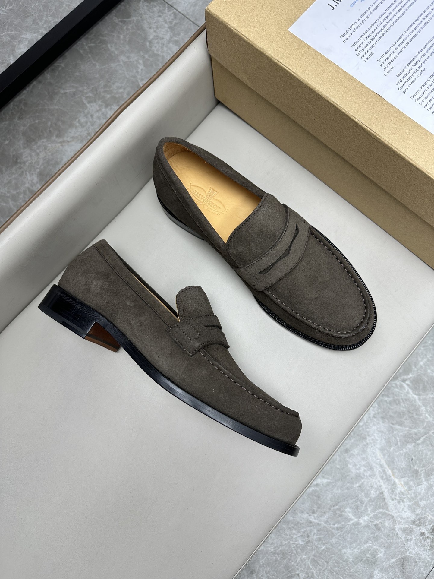 Лоферы мужские в стиле J.M. Weston из натуральной замши серого цвета