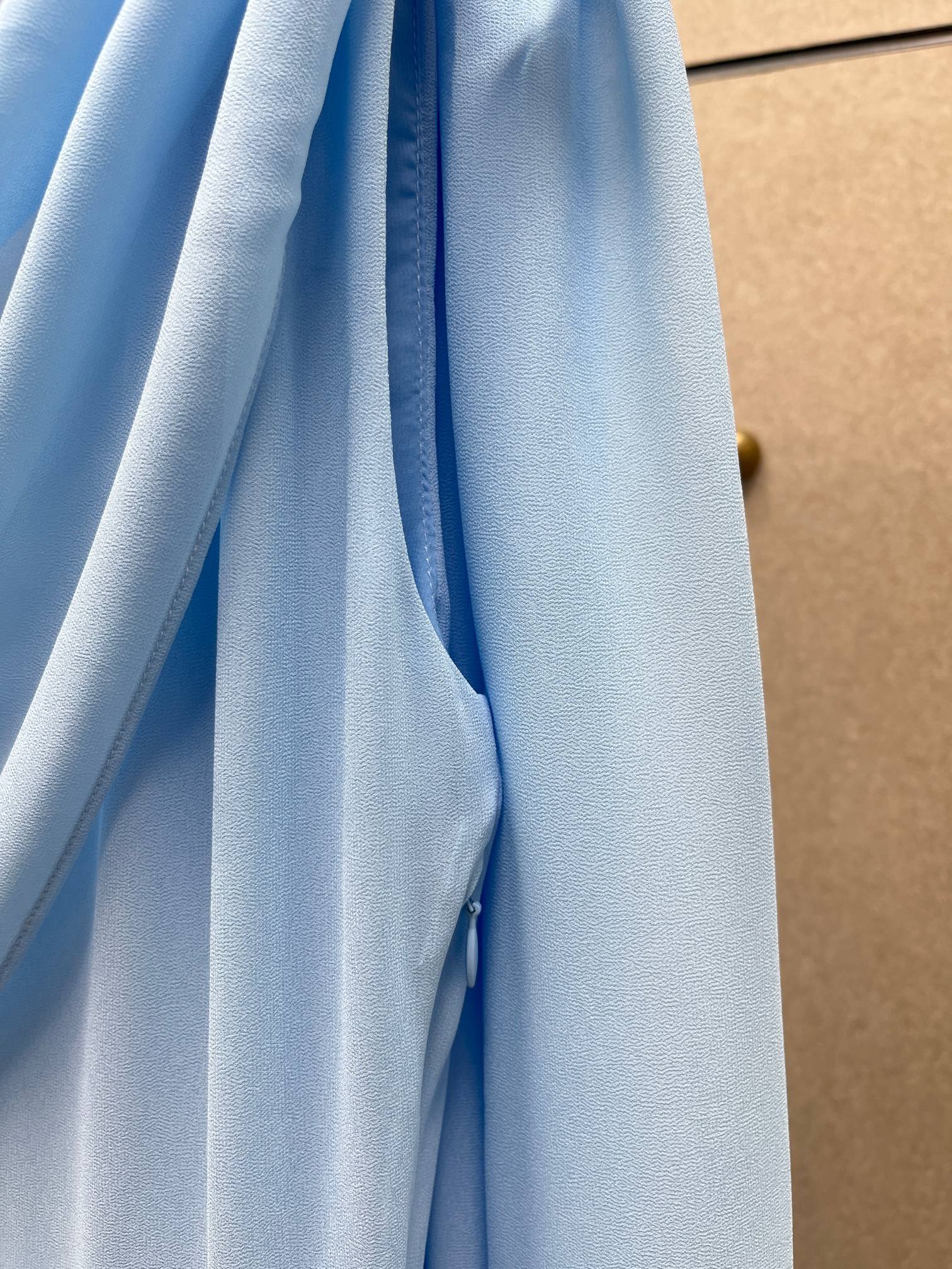 Платье женское в стиле Jacquemus из струящейся ткани голубого цвета с драпировкой и открытой спиной