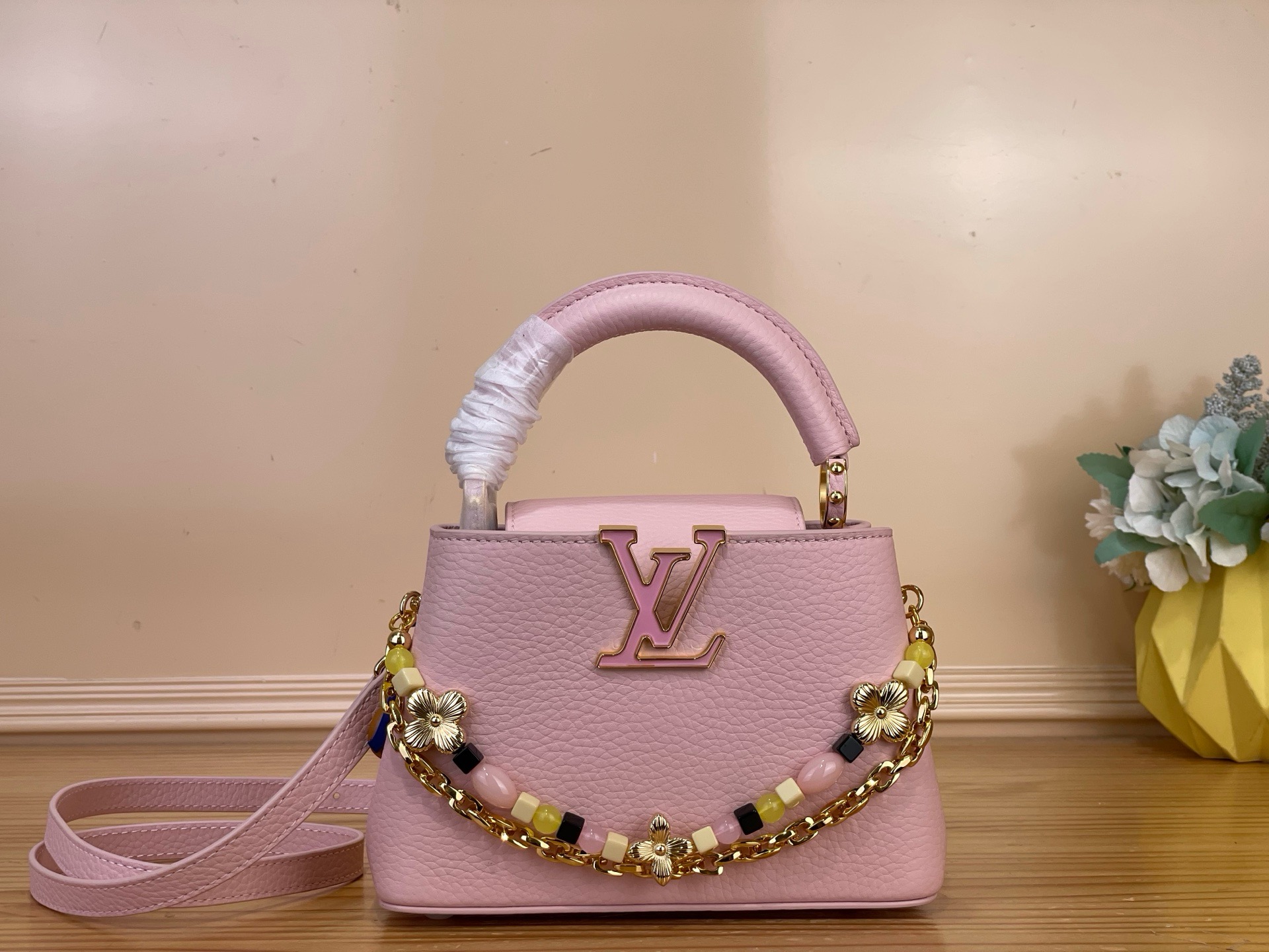 Сумка женская Louis Vuitton Capucines Mini розового цвета