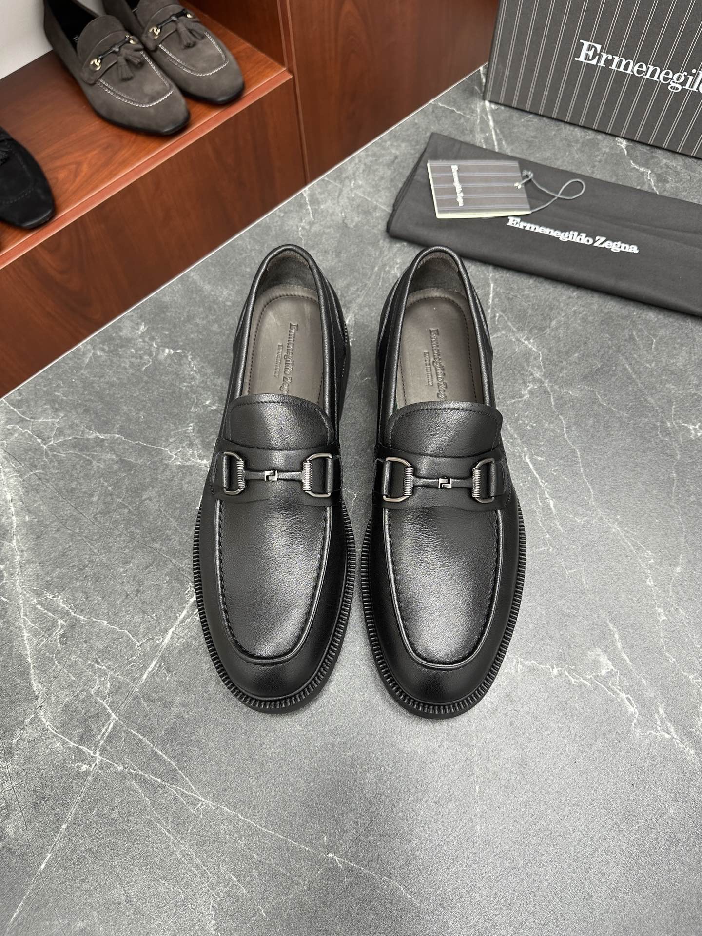 Лоферы мужские в стиле Ermenegildo Zegna с пряжкой чёрного цвета