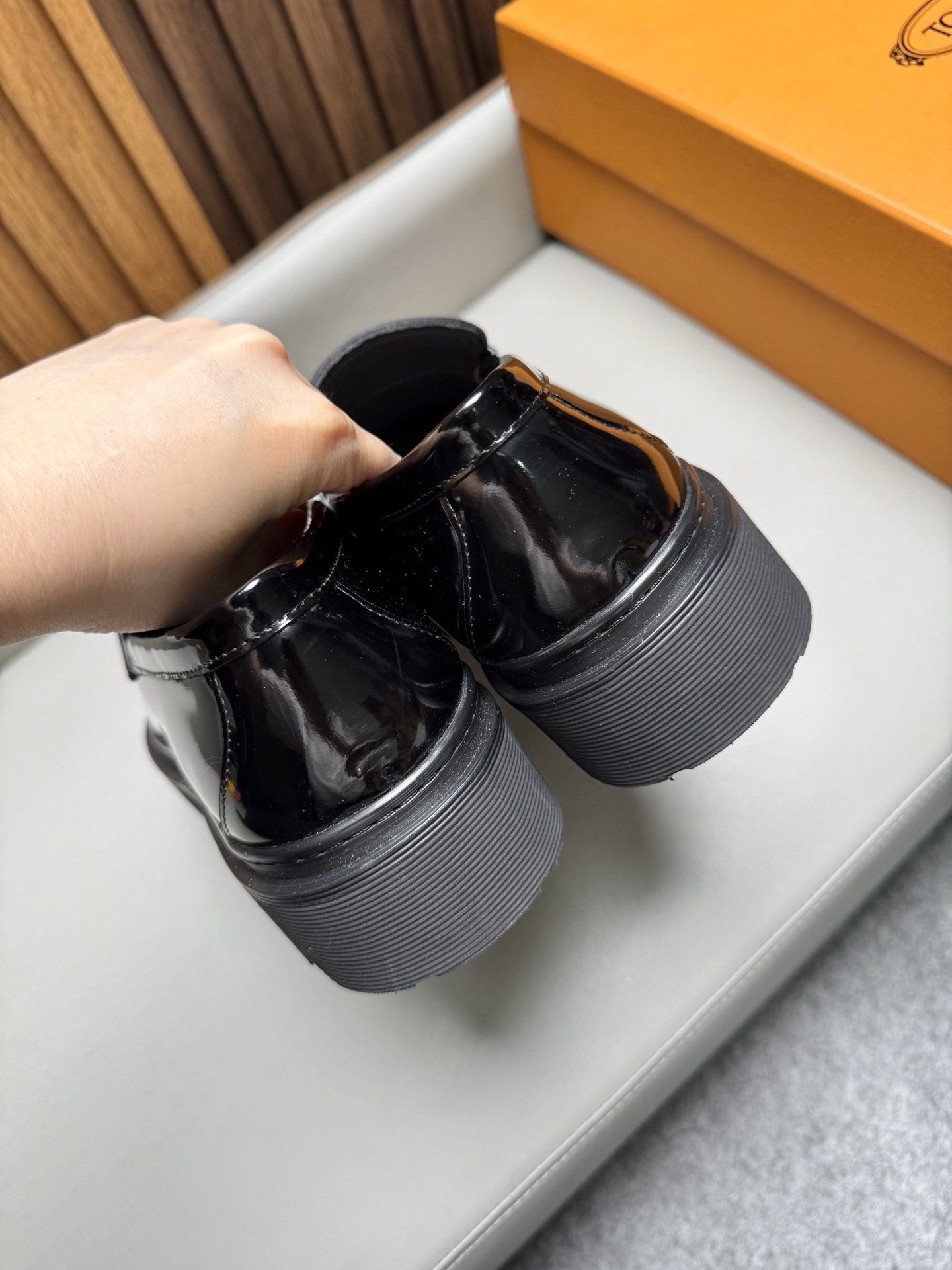 Лоферы мужские в стиле Tod’s черного цвета на массивной подошве