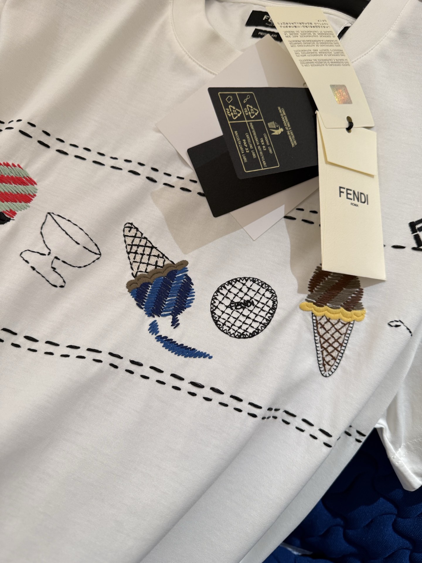 Футболка мужская в стиле Fendi с вышивкой и принтом мороженого белого цвета