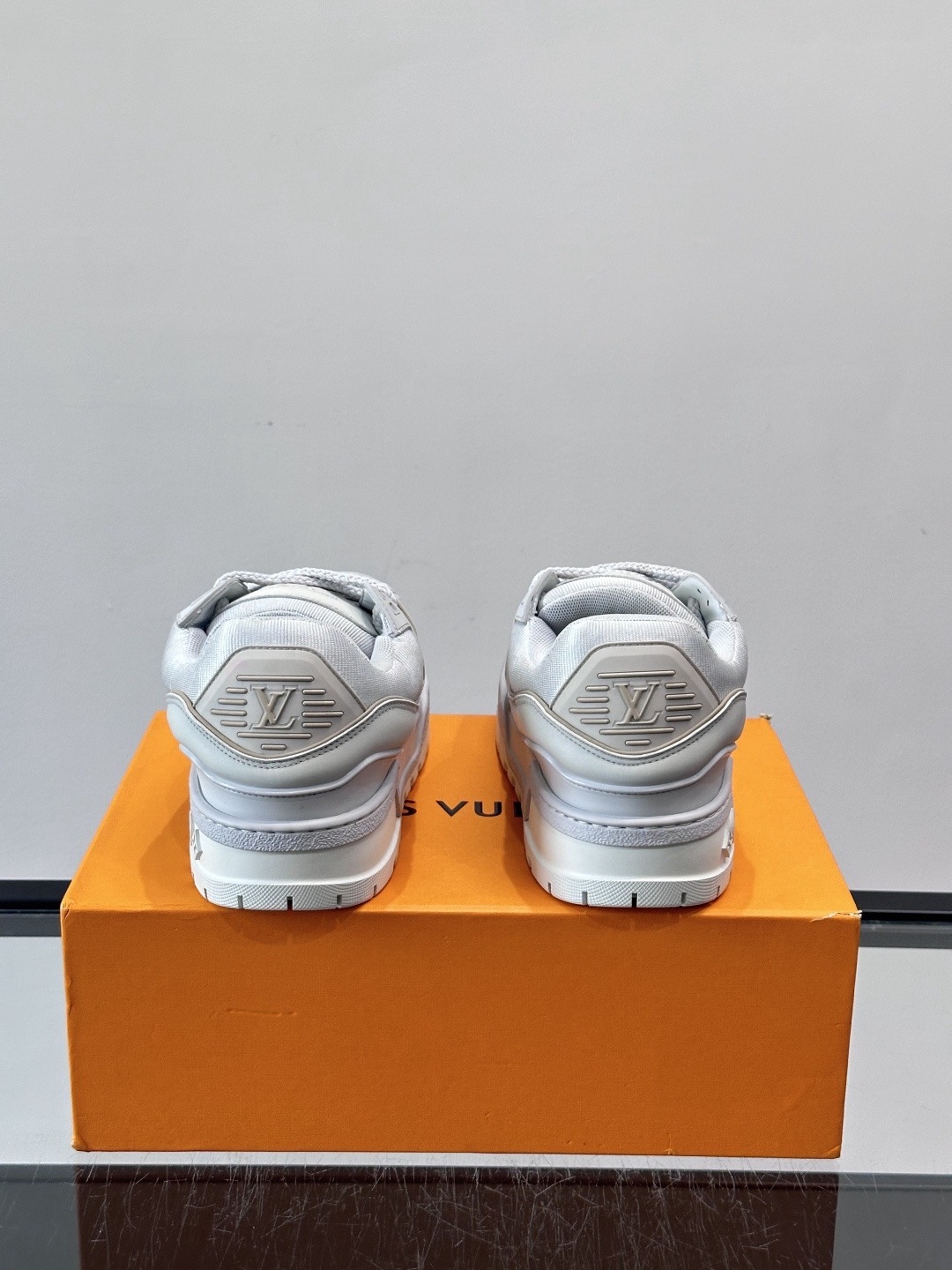 Кроссовки женские в стиле Louis Vuitton Trainer белого цвета