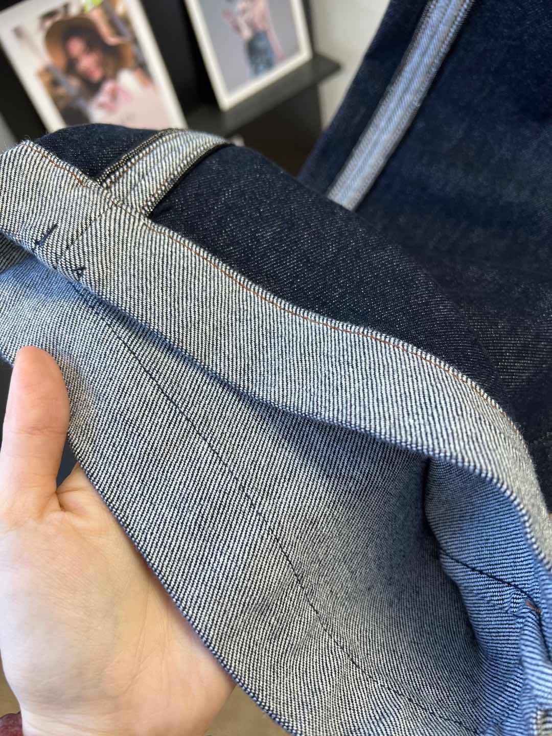 Джинсы женские в стиле Brunello Cucinelli тёмно-синего цвета с контрастной боковой отделкой