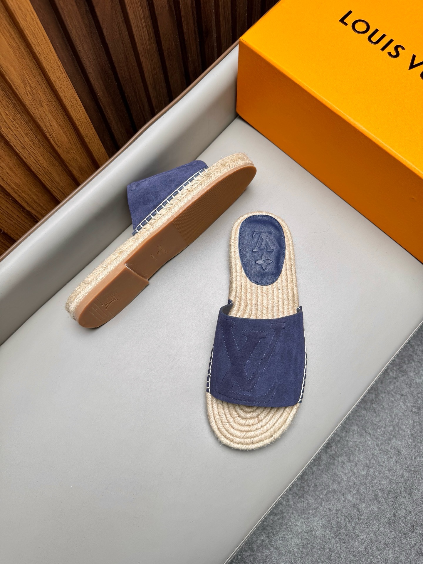 Шлёпанцы мужские в стиле Louis Vuitton из натуральной замши синего цвета