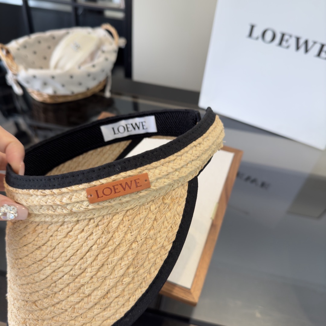 Козырёк женский в стиле Loewe бежевого цвета