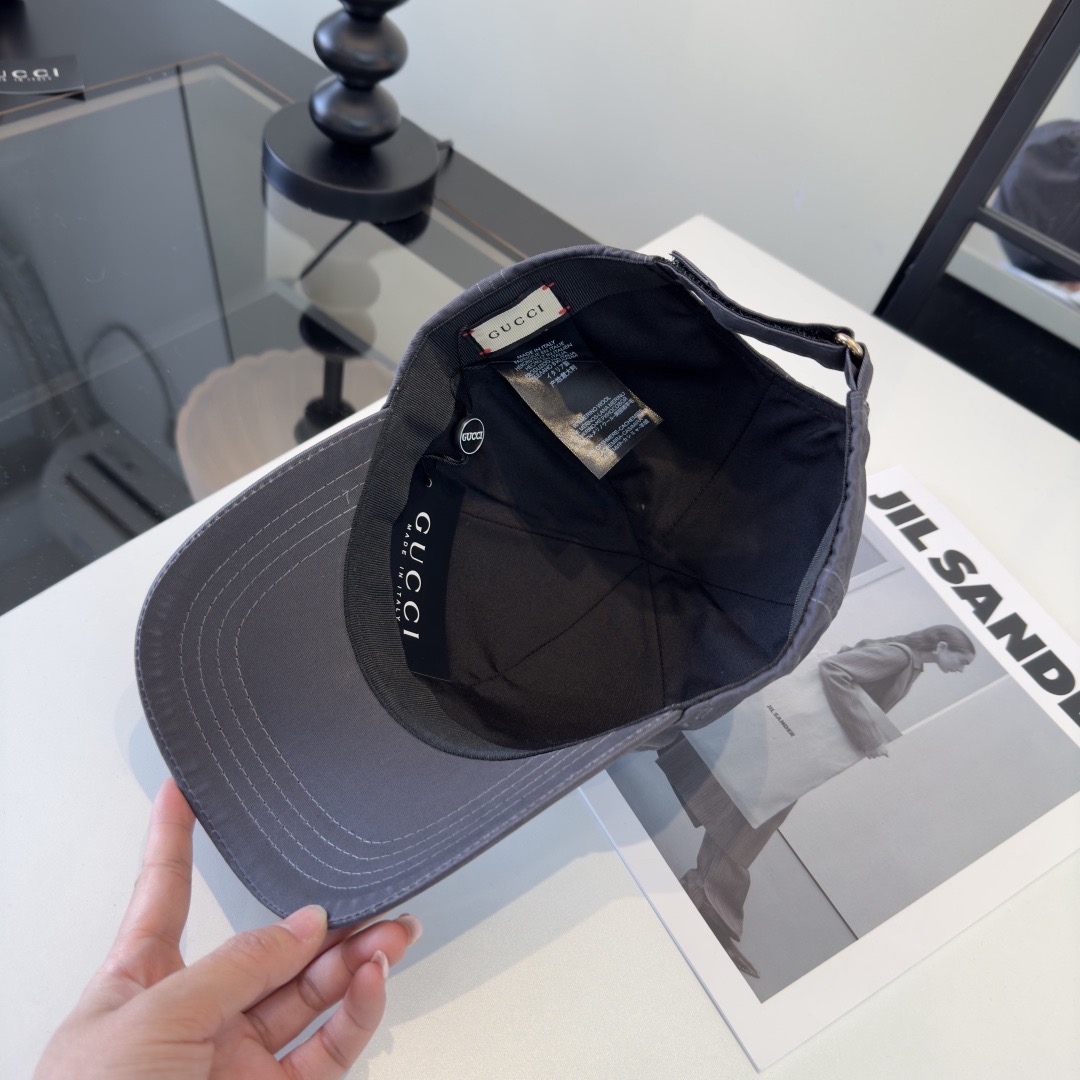 Кепка женская в стиле Gucci из хлопковой ткани серого цвета с логотипом