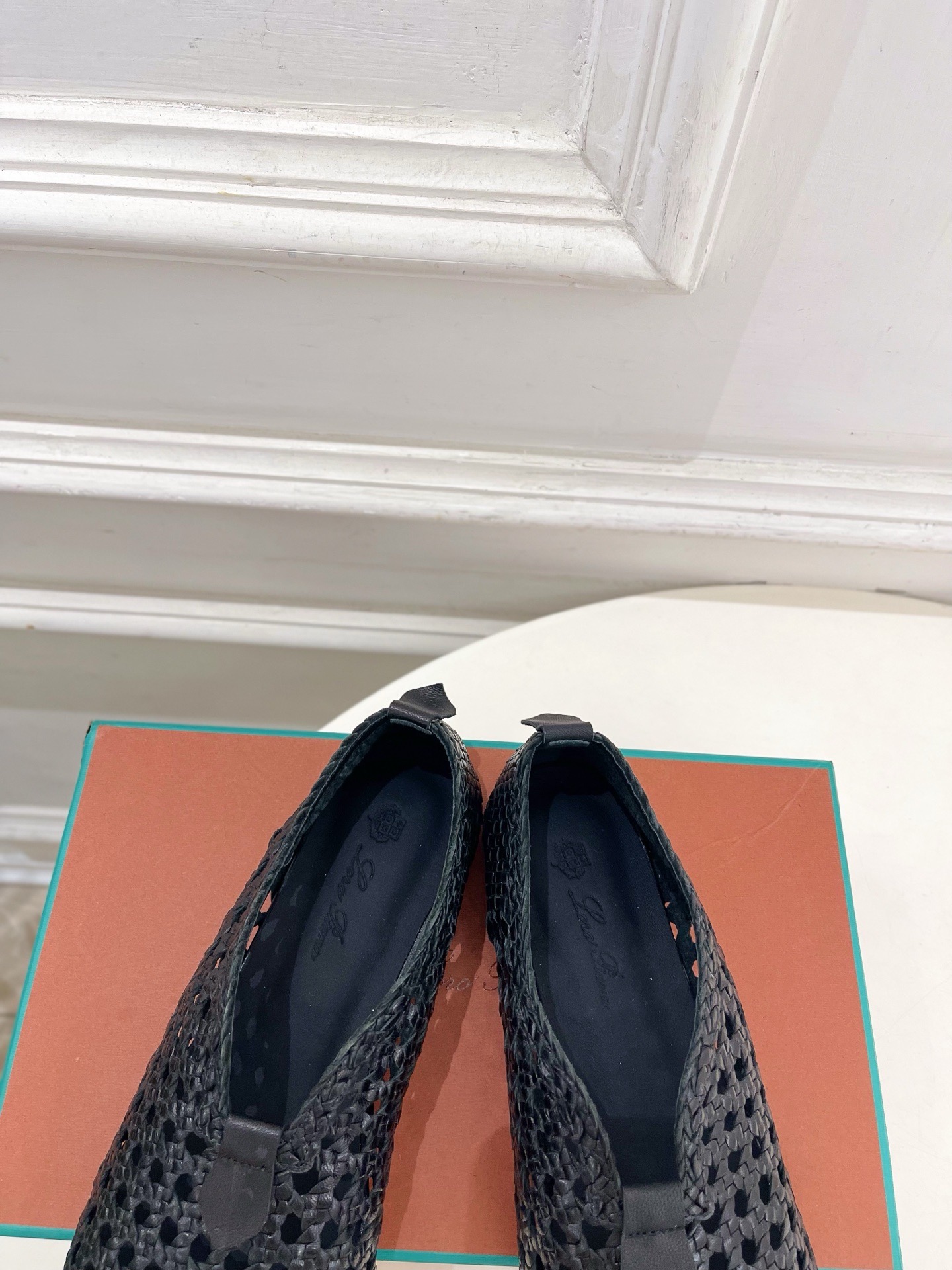 Лоферы женские в стиле Loro Piana черного цвета