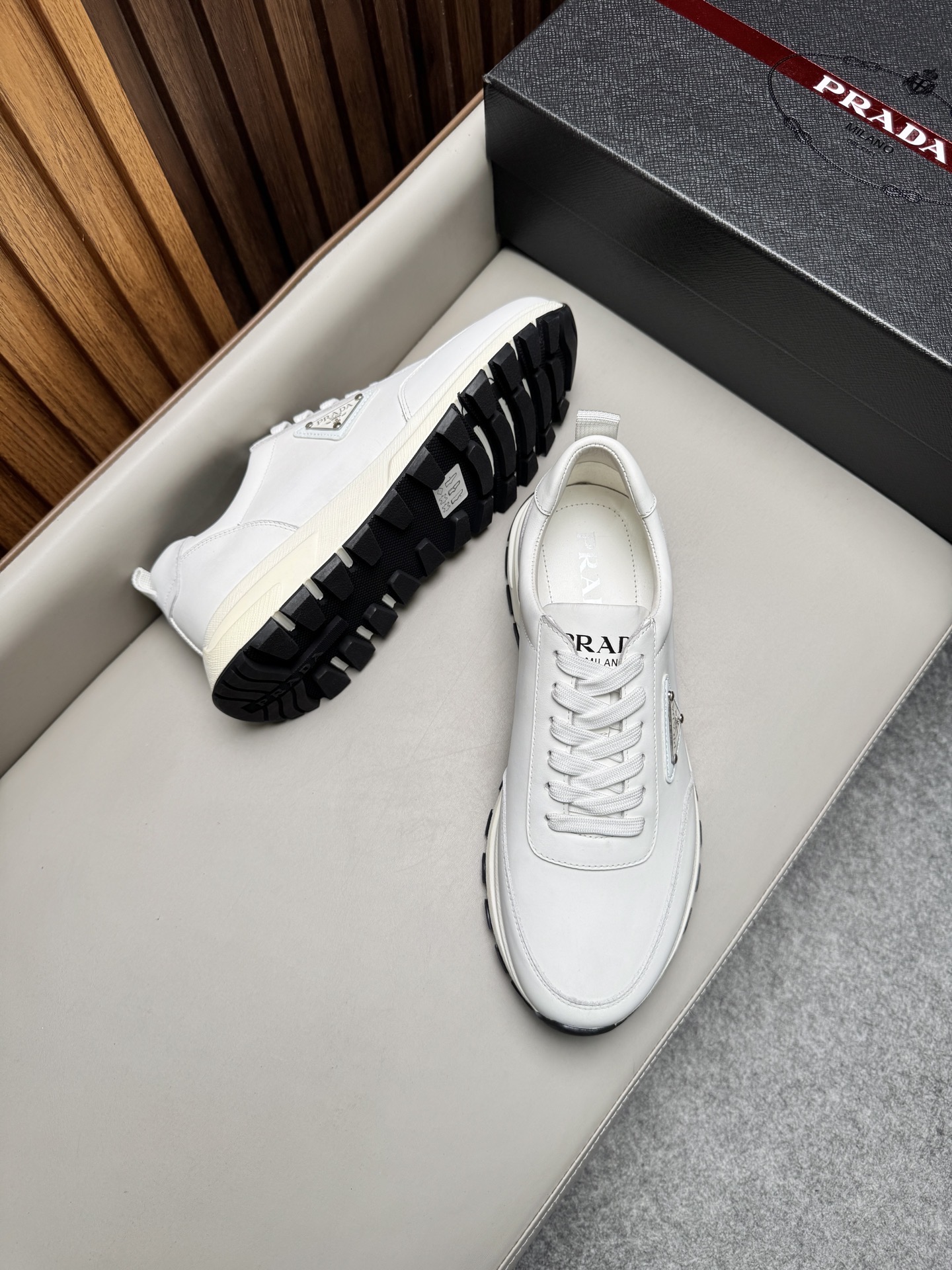 Кроссовки мужские в стиле Prada белого цвета