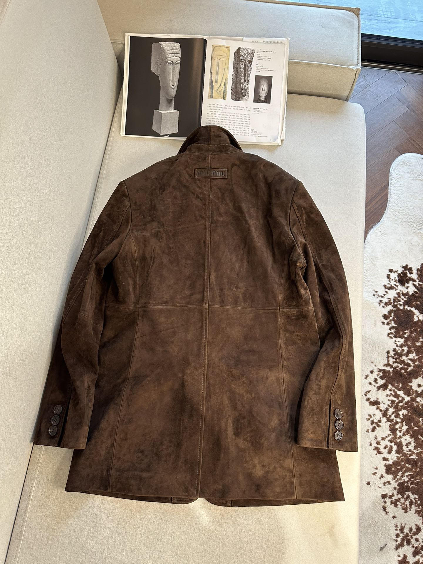 Куртка женская в стиле Miu Miu из натуральной замши коричневого цвета с классическим кроем