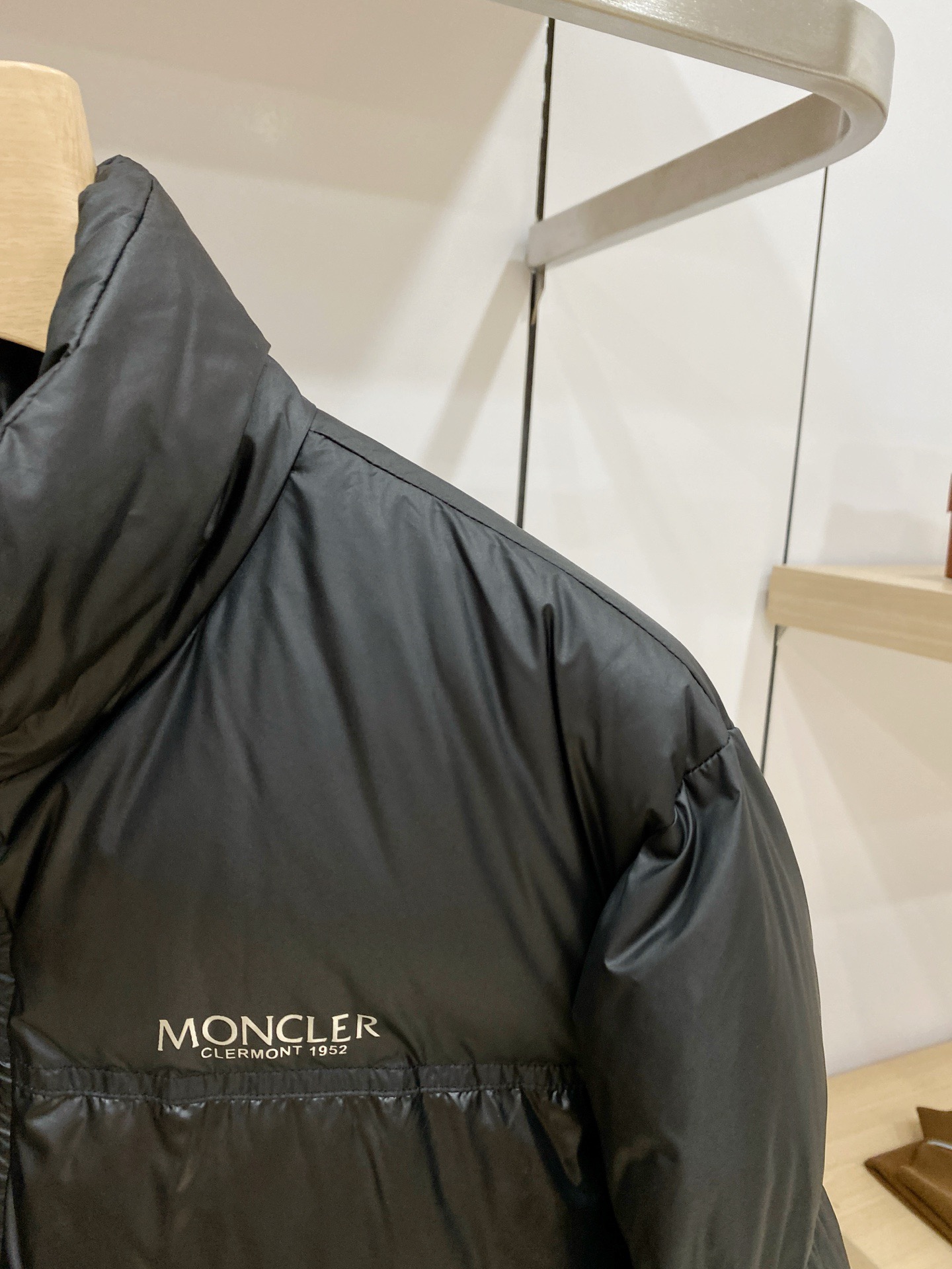 Куртка пуховая мужская Moncler чёрного цвета с натуральным гусиным пухом и вышитым логотипом