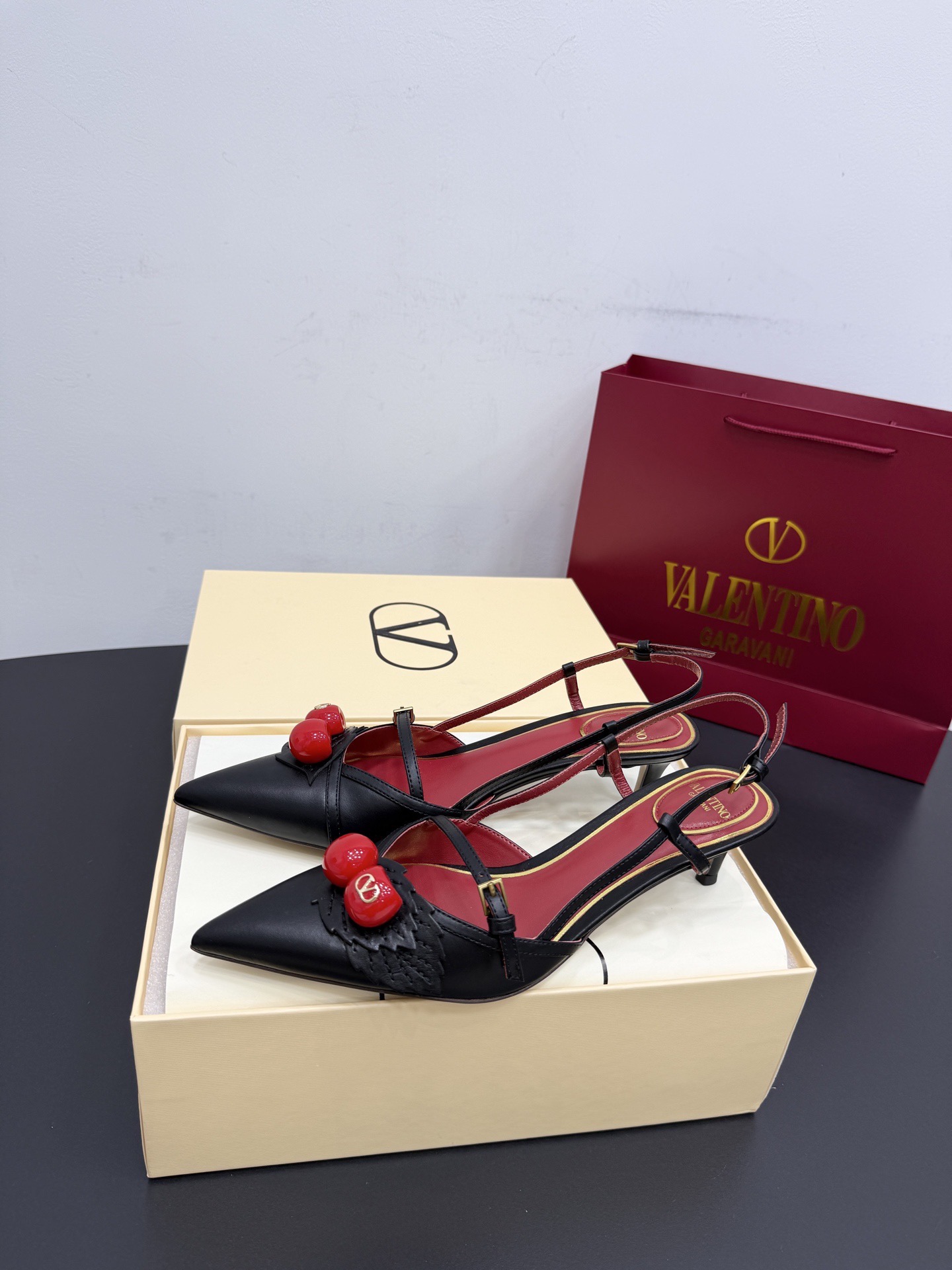 Туфли женские в стиле Valentino VLogo из натуральной кожи чёрного цвета с декором