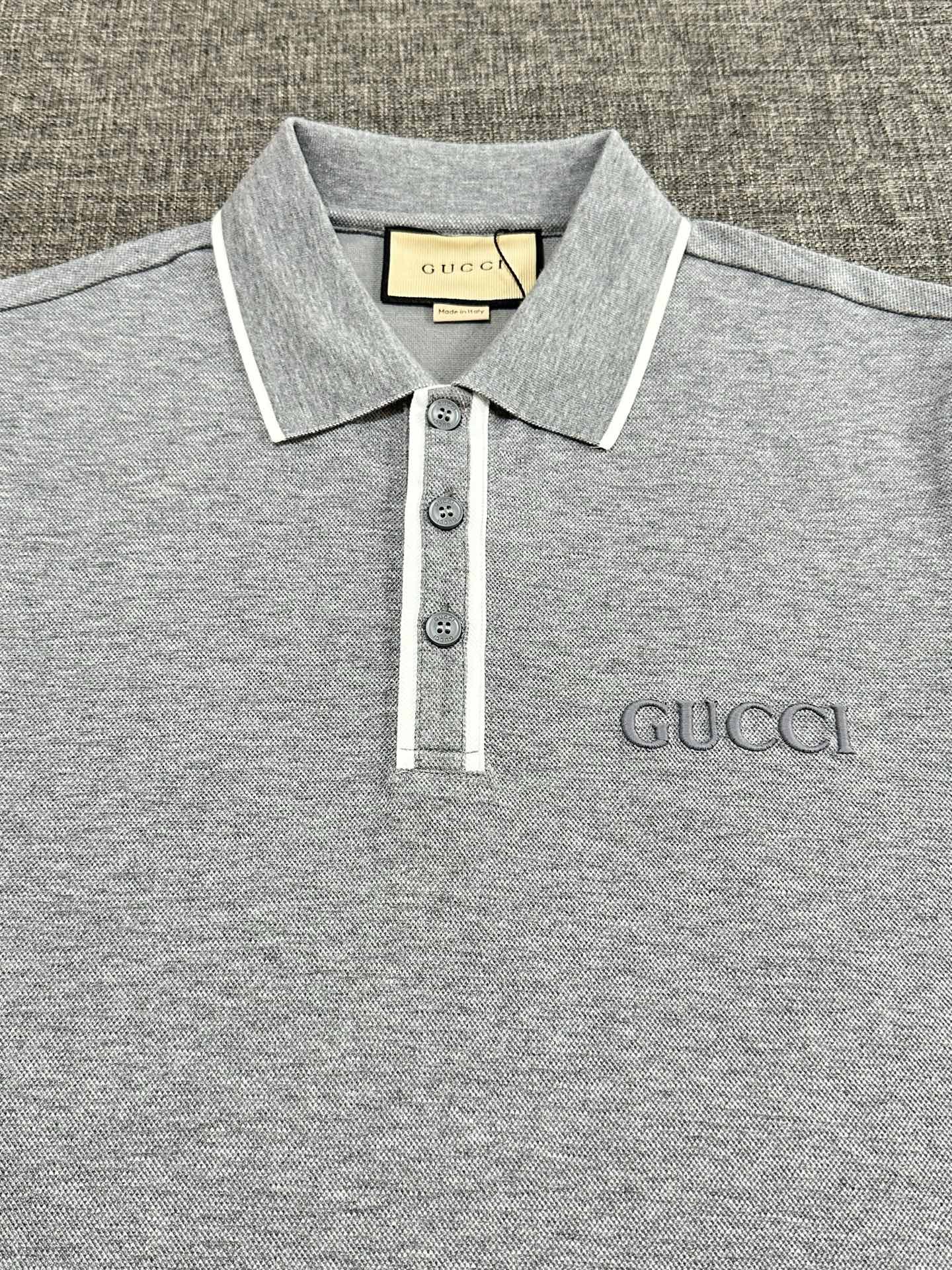 Поло мужское в стиле Gucci серого цвета с контрастной отделкой и вышитым логотипом