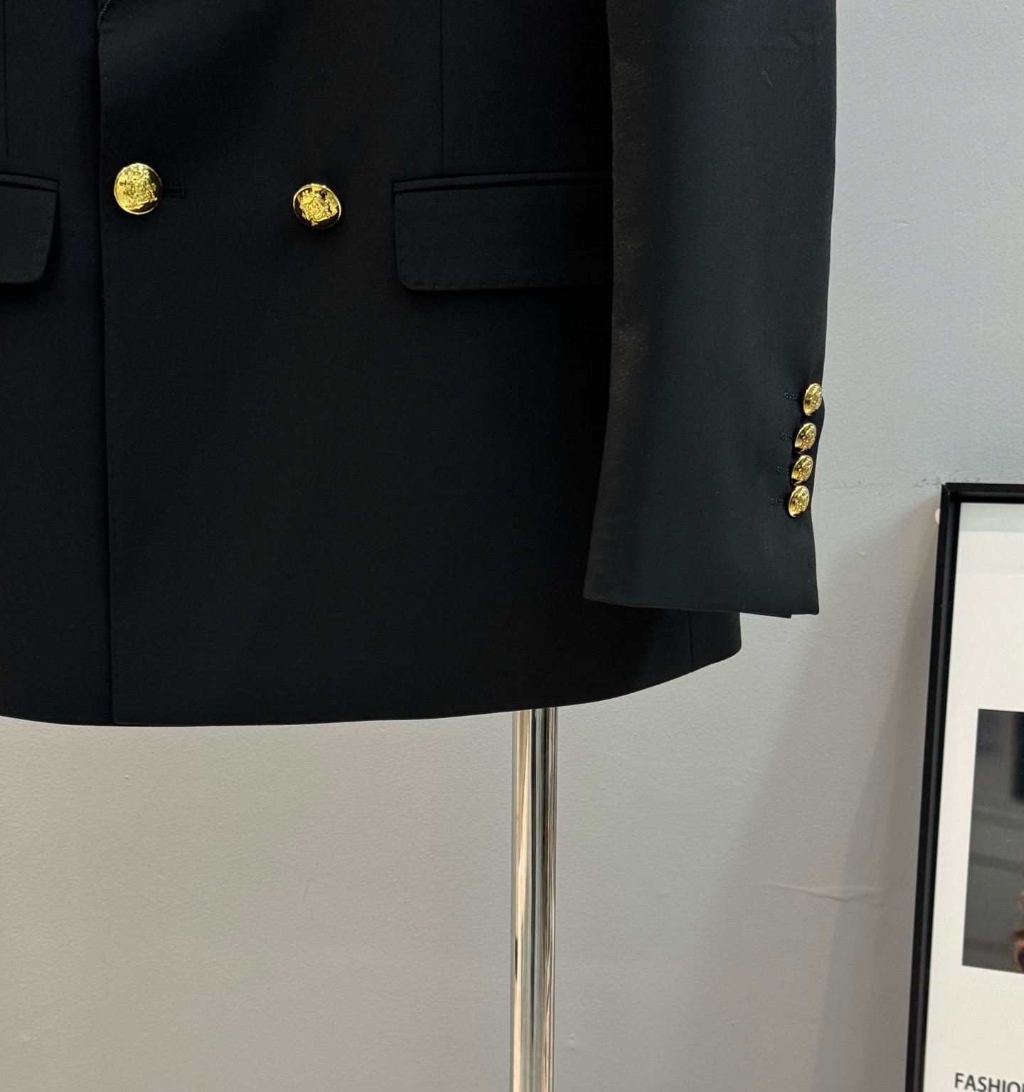 Костюм мужской в стиле Dolce&Gabbana чёрного цвета с двубортным пиджаком