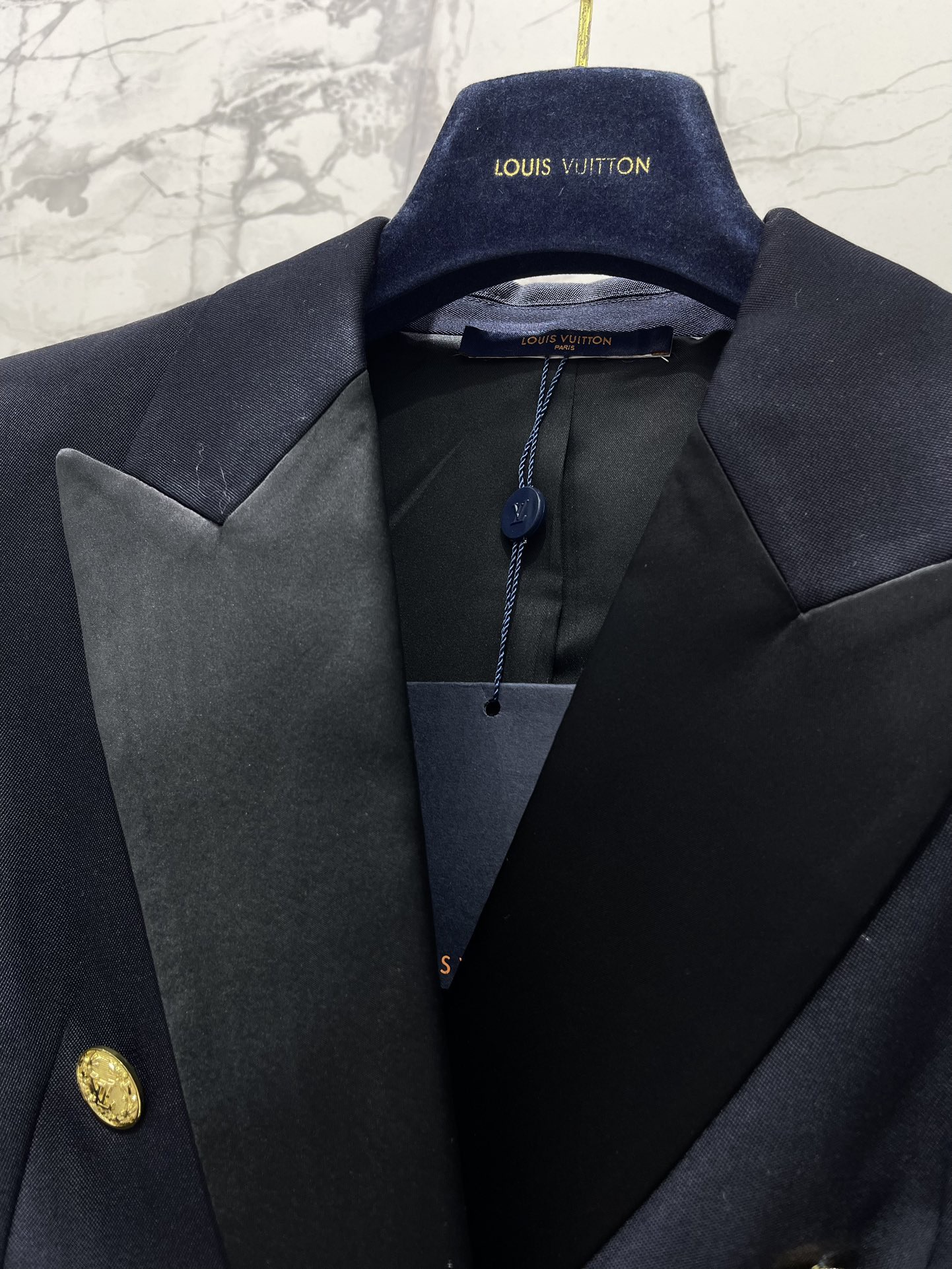 Пиджак женский в стиле Louis Vuitton тёмно-синего цвета с контрастным лацканом и золотыми пуговицами