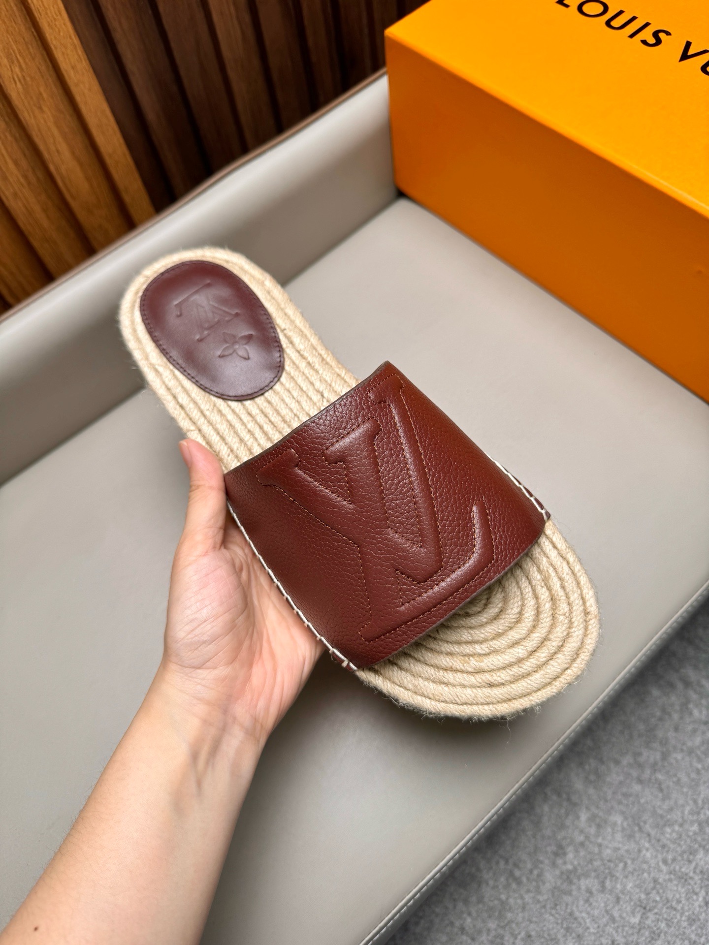 Шлёпанцы мужские в стиле Louis Vuitton бордового цвета