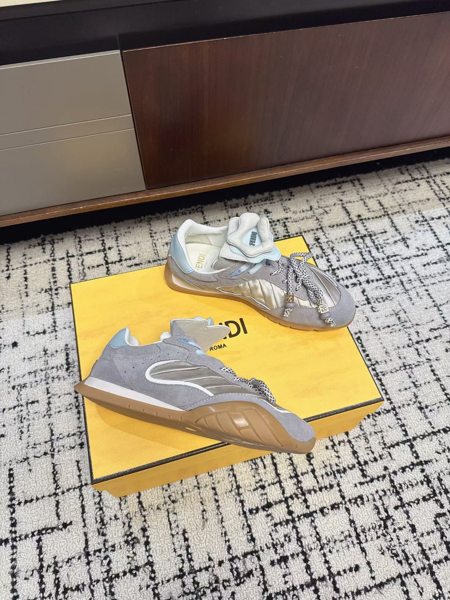 Кроссовки женские в стиле Fendi Delfina серого цвета