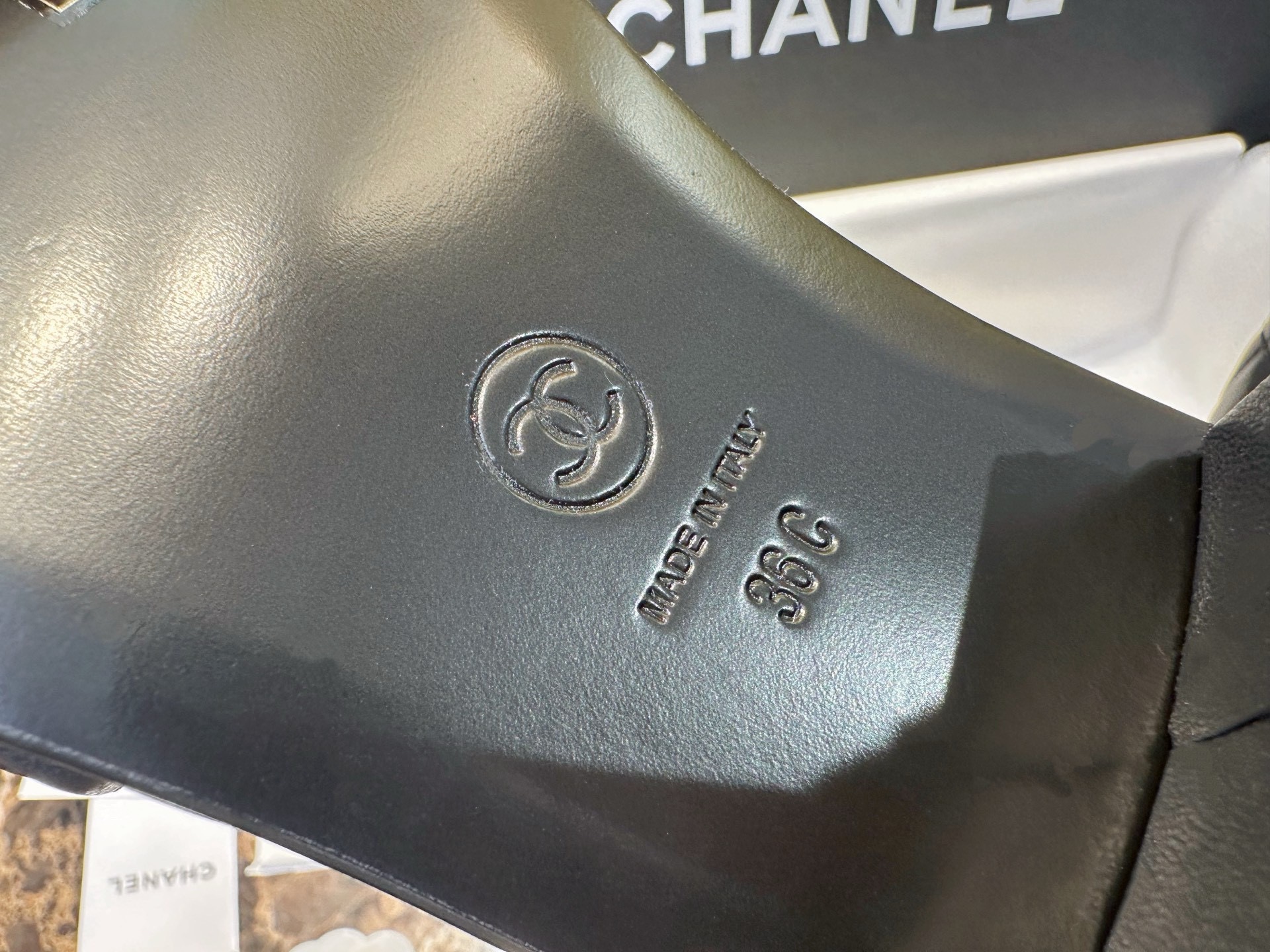 Мюли женские в стиле Chanel 25P чёрно-белого цвета
