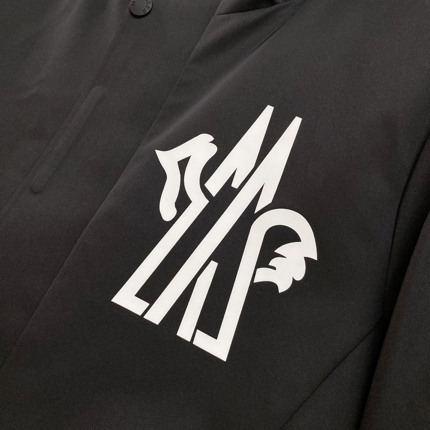 Куртка пуховая мужская Moncler Grenoble чёрного цвета с натуральным гусиным пухом и снегозащитной юбкой