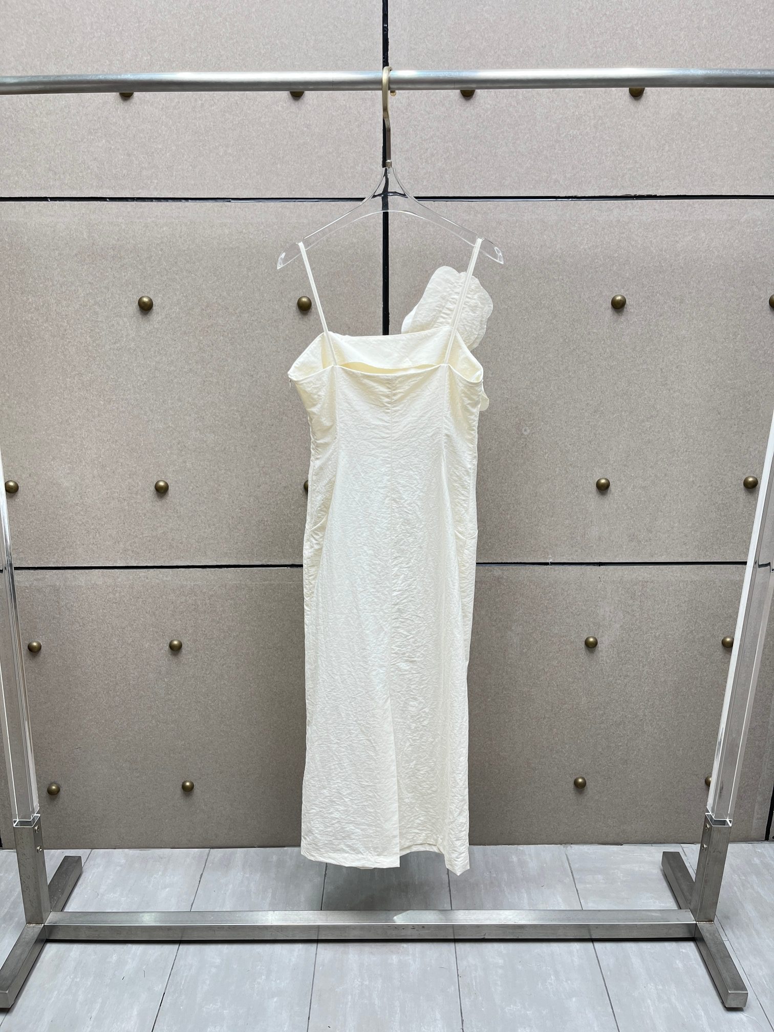 Платье женское в стиле Self-Portrait молочного цвета с объёмным цветочным декором на бретелях