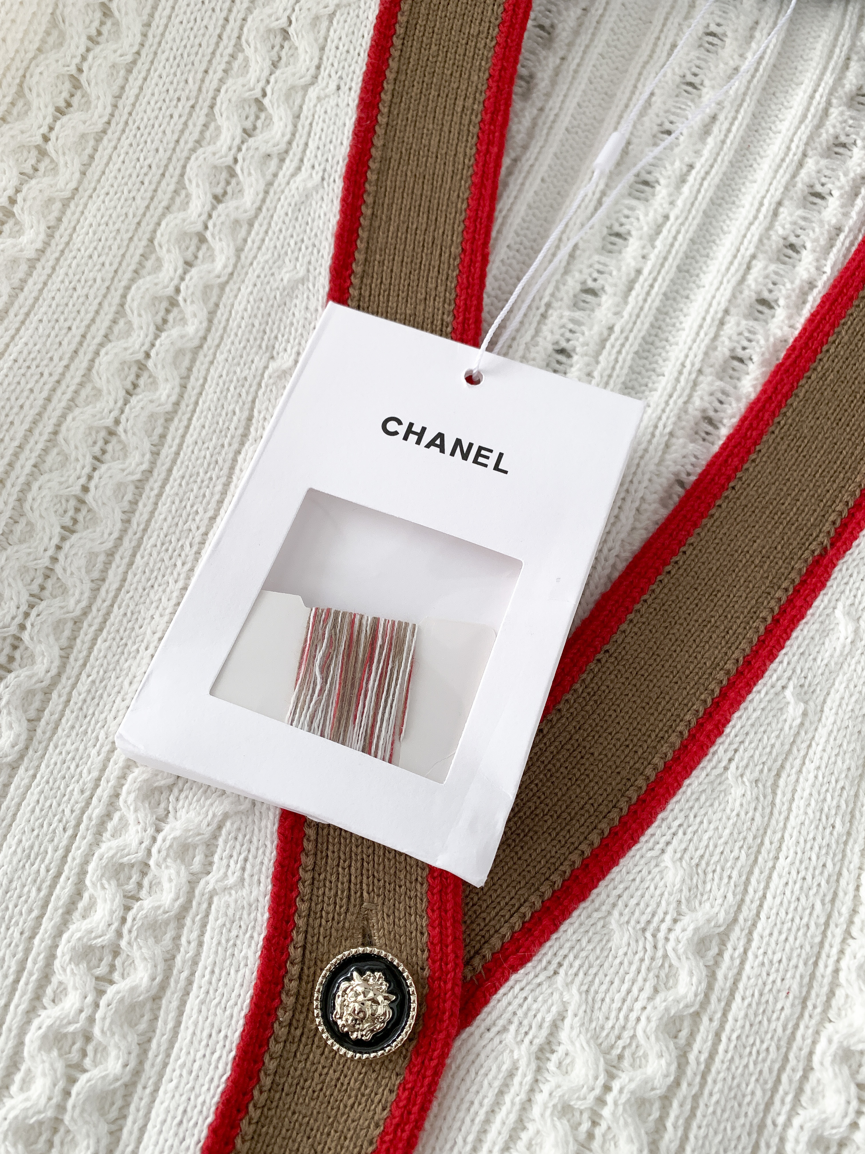 Кардиган женский в стиле Chanel белого цвета с контрастной отделкой