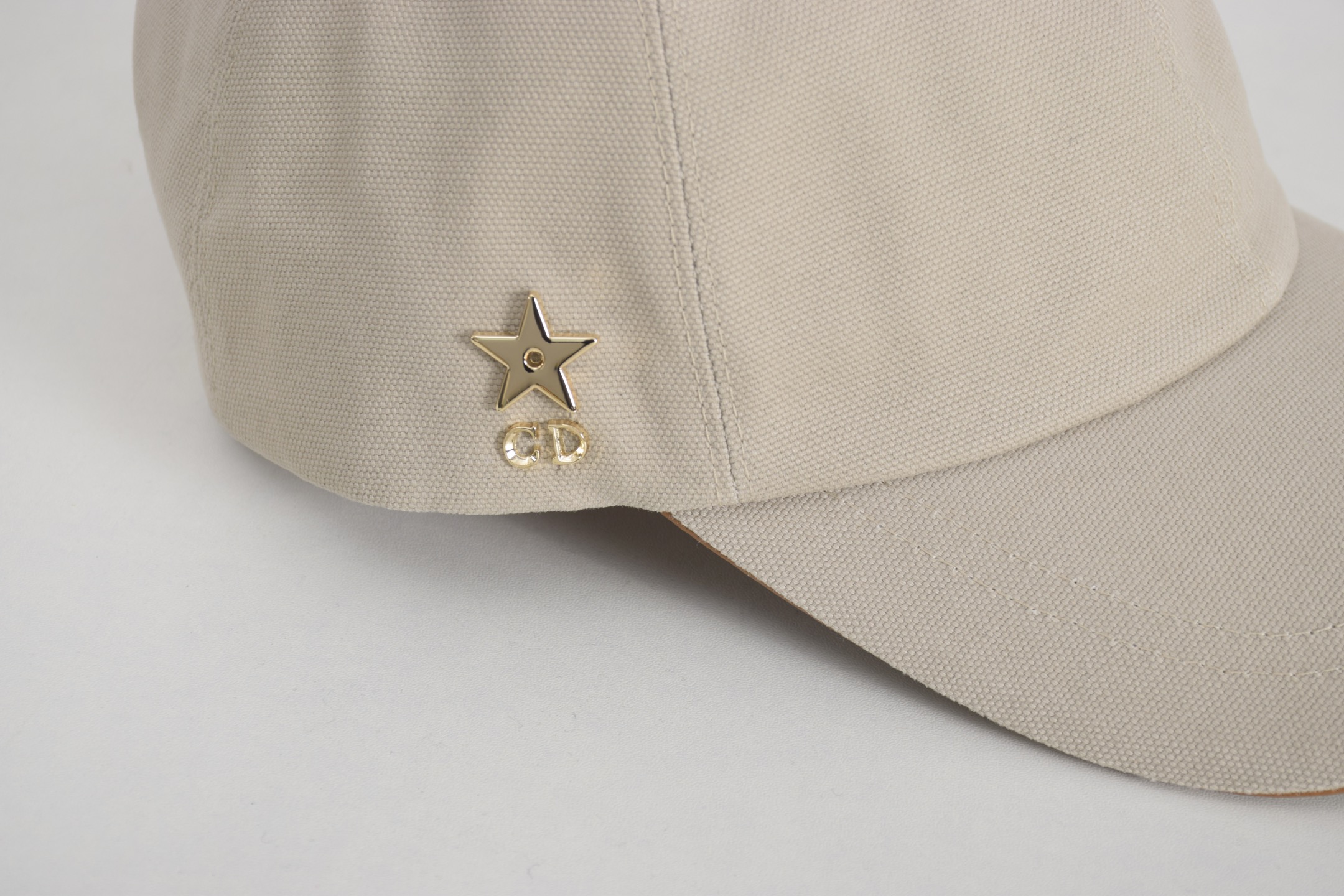 Кепка унисекс в стиле Dior бейсболка с декоративной звездой черного и бежевого цвета