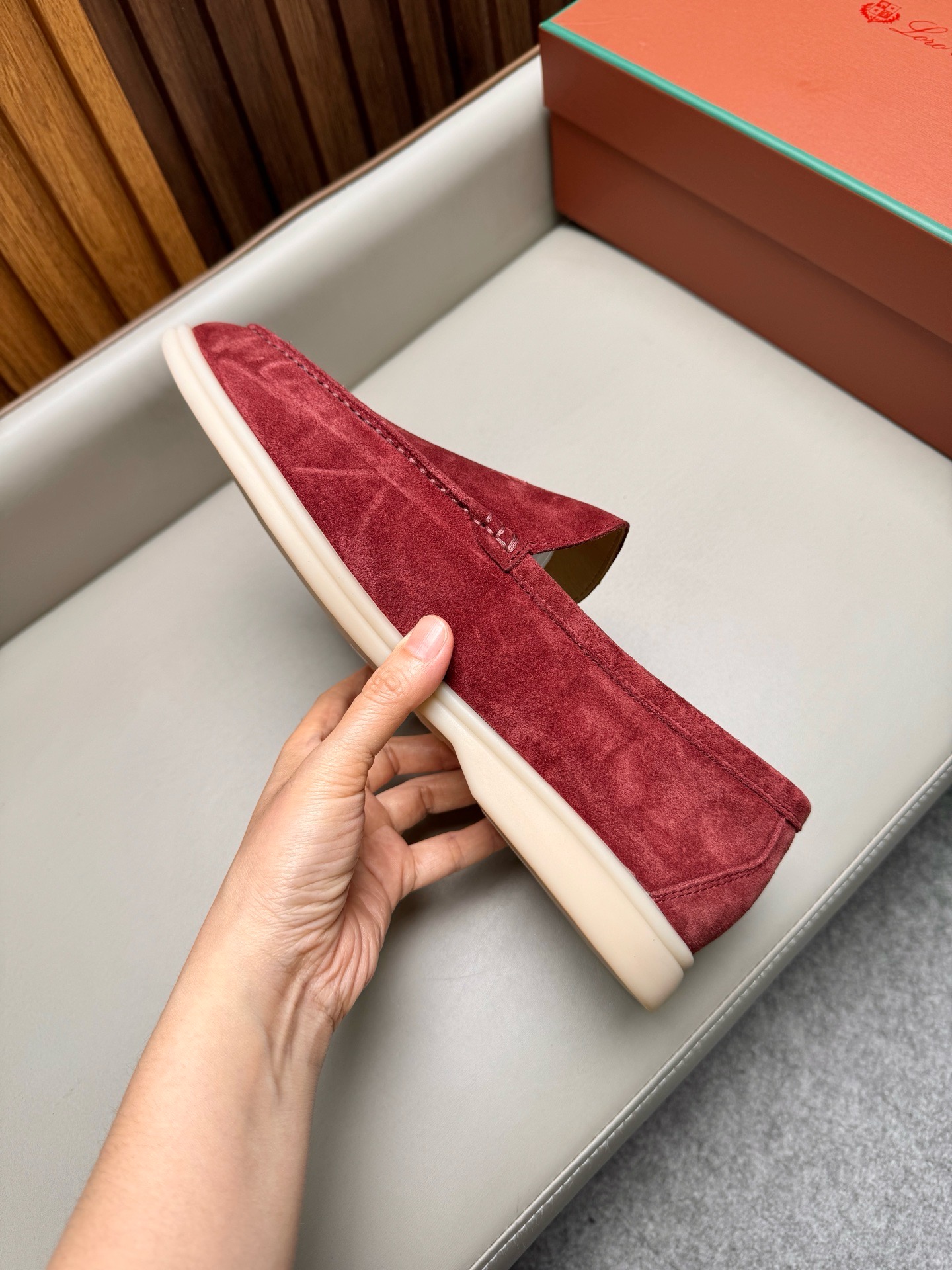Лоферы унисекс в стиле Loro Piana из натуральной замши бордового цвета