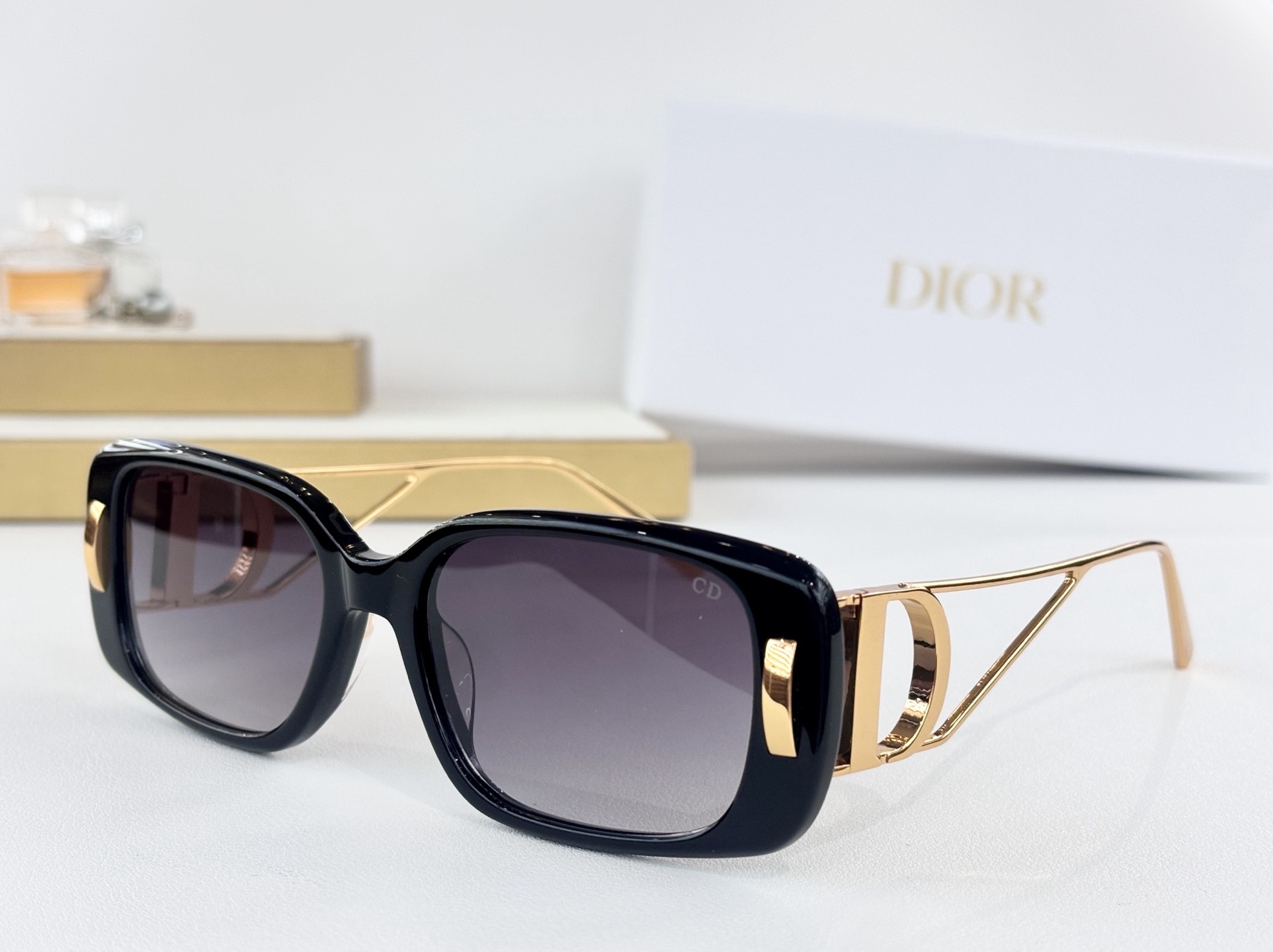 Очки солнцезащитные женские в стиле Dior DSGTA47UCK