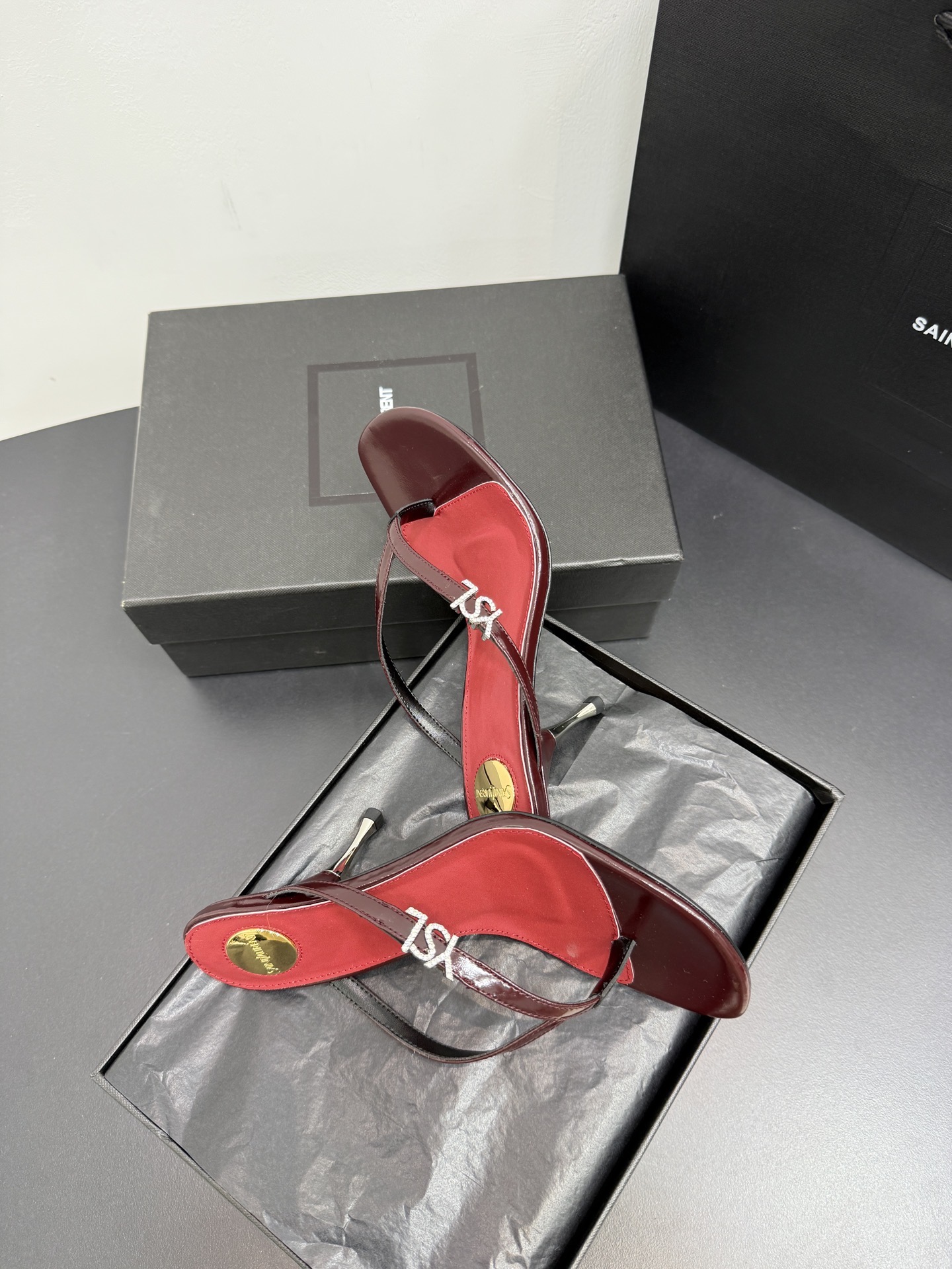 Босоножки женские в стиле Saint Laurent YSL красного цвета
