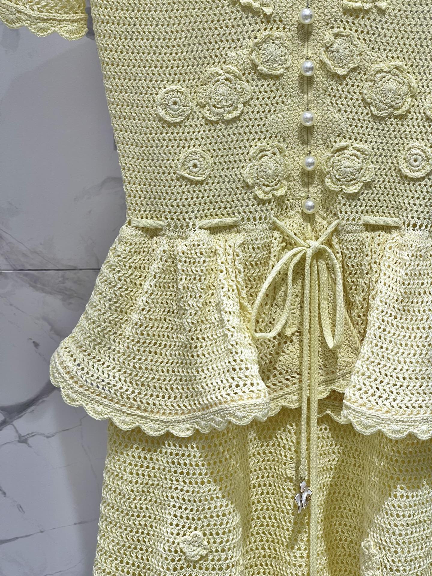 Платье женское в стиле Self-Portrait вязаное жёлтого цвета с декором