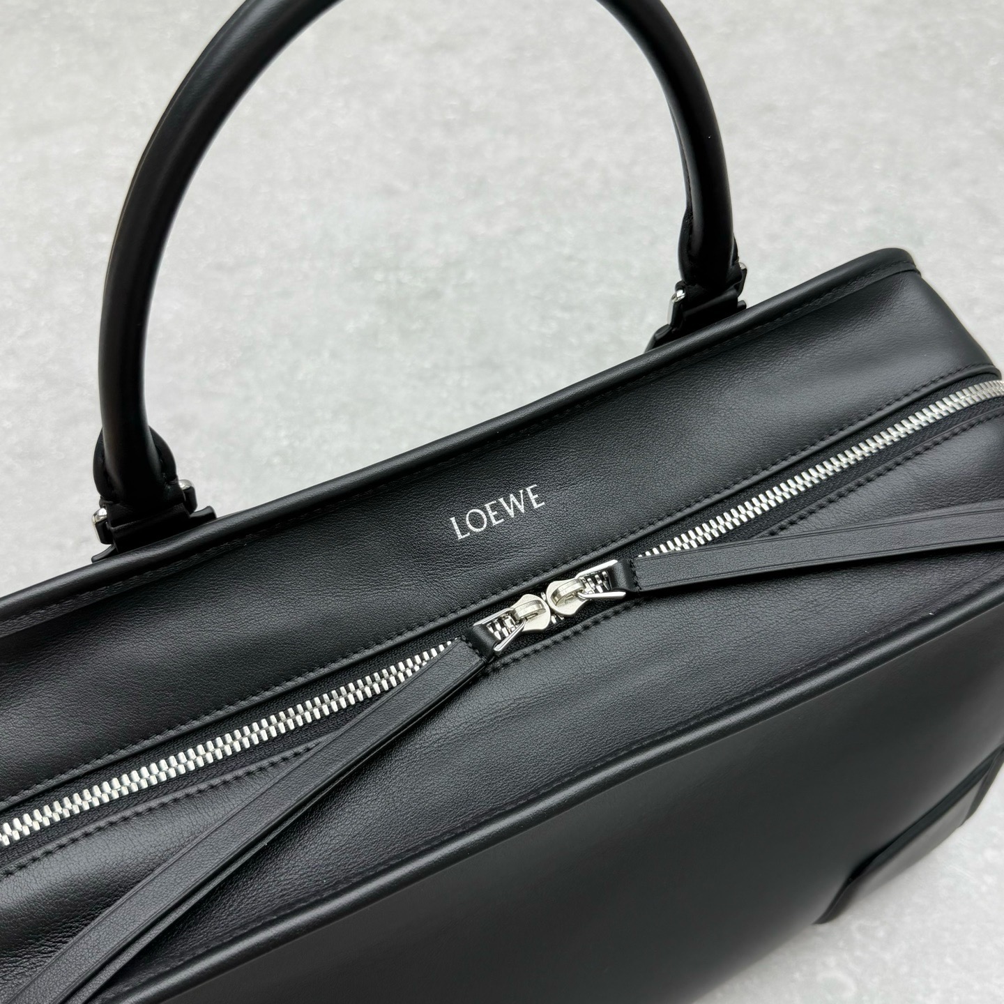 Сумка Loewe Amazona 180 чёрного цвета