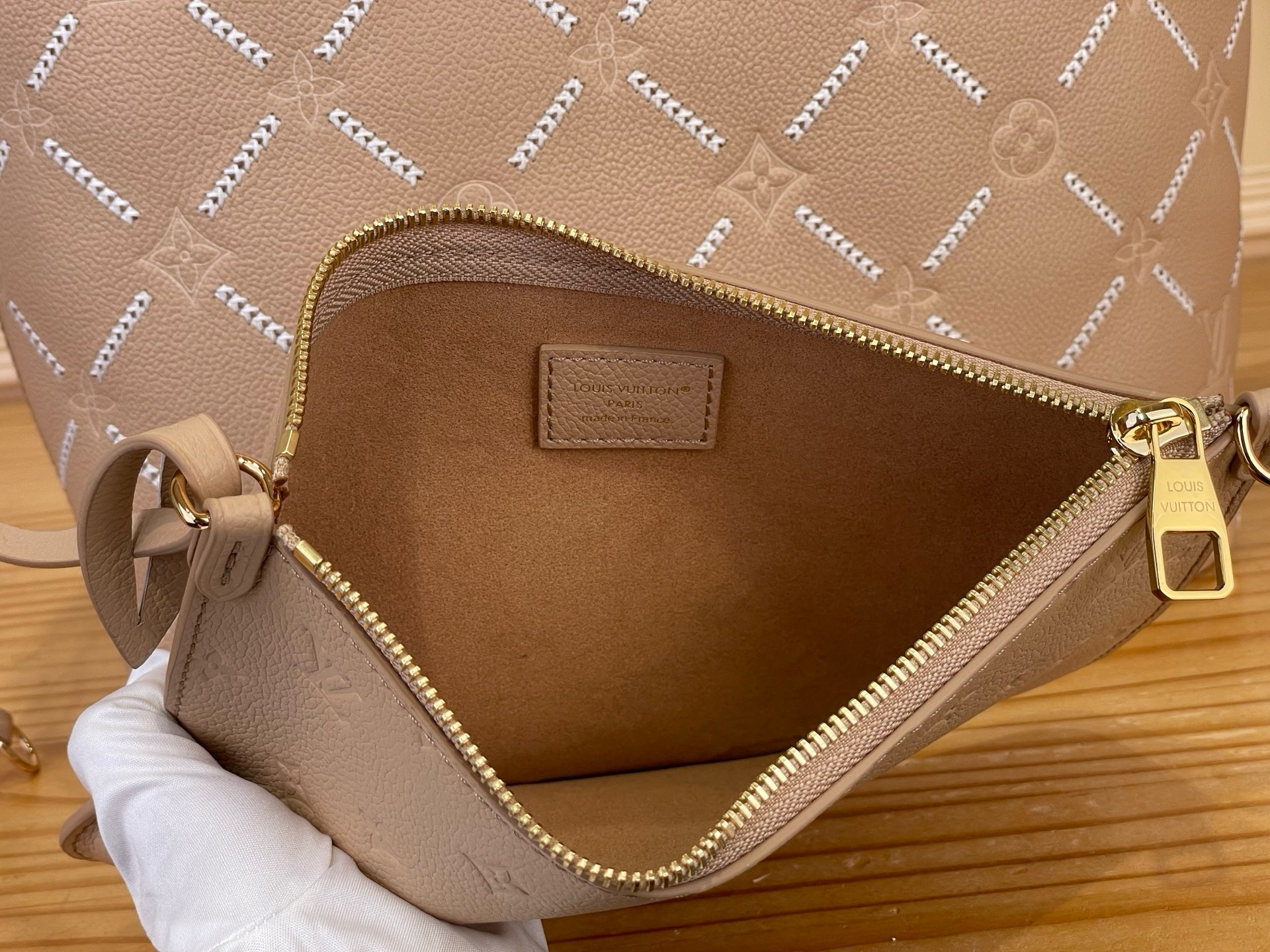 Сумка женская Louis Vuitton Neverfull MM бежевого цвета с вышивкой